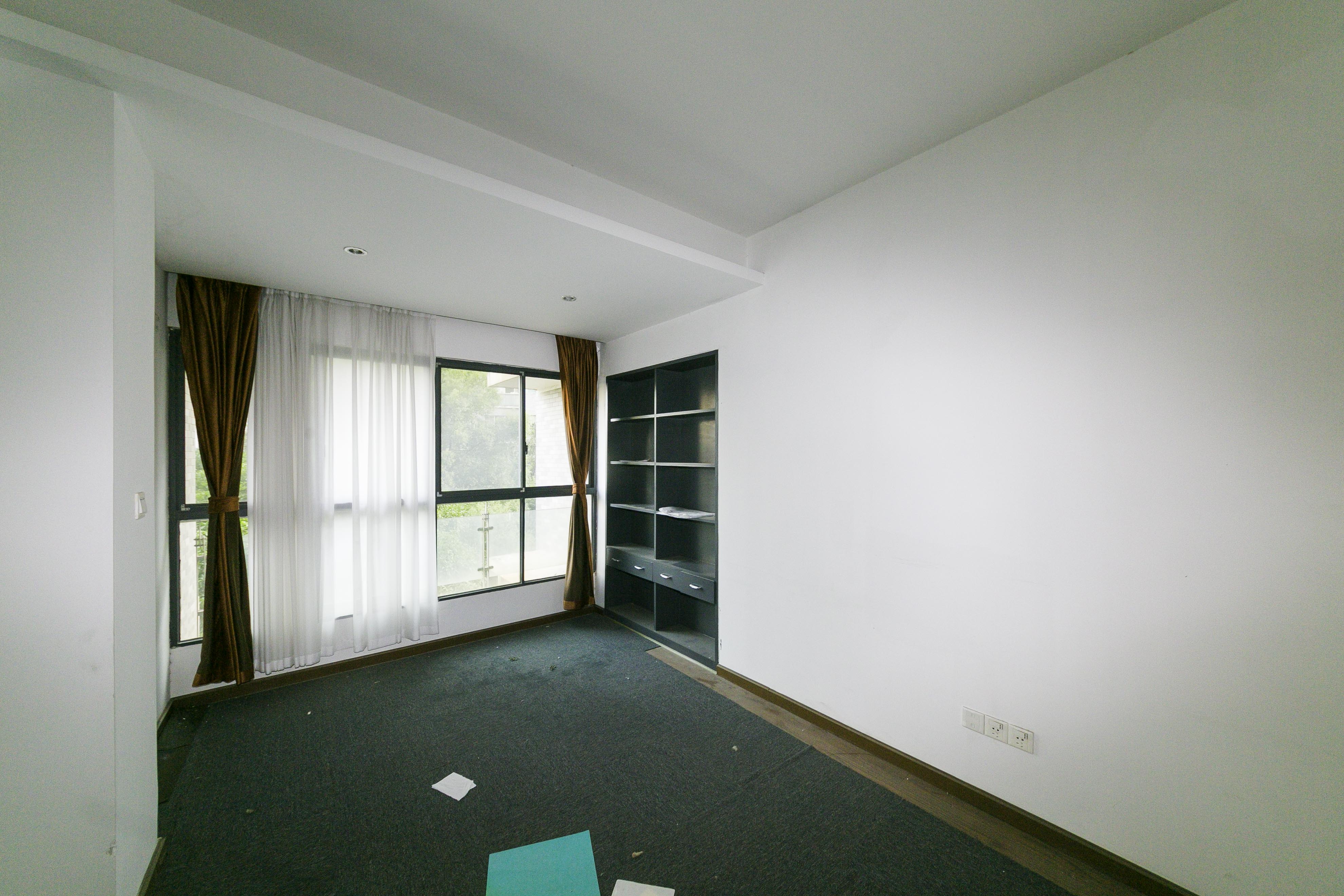梦网景园  5室2厅2卫   230.00万卧室
