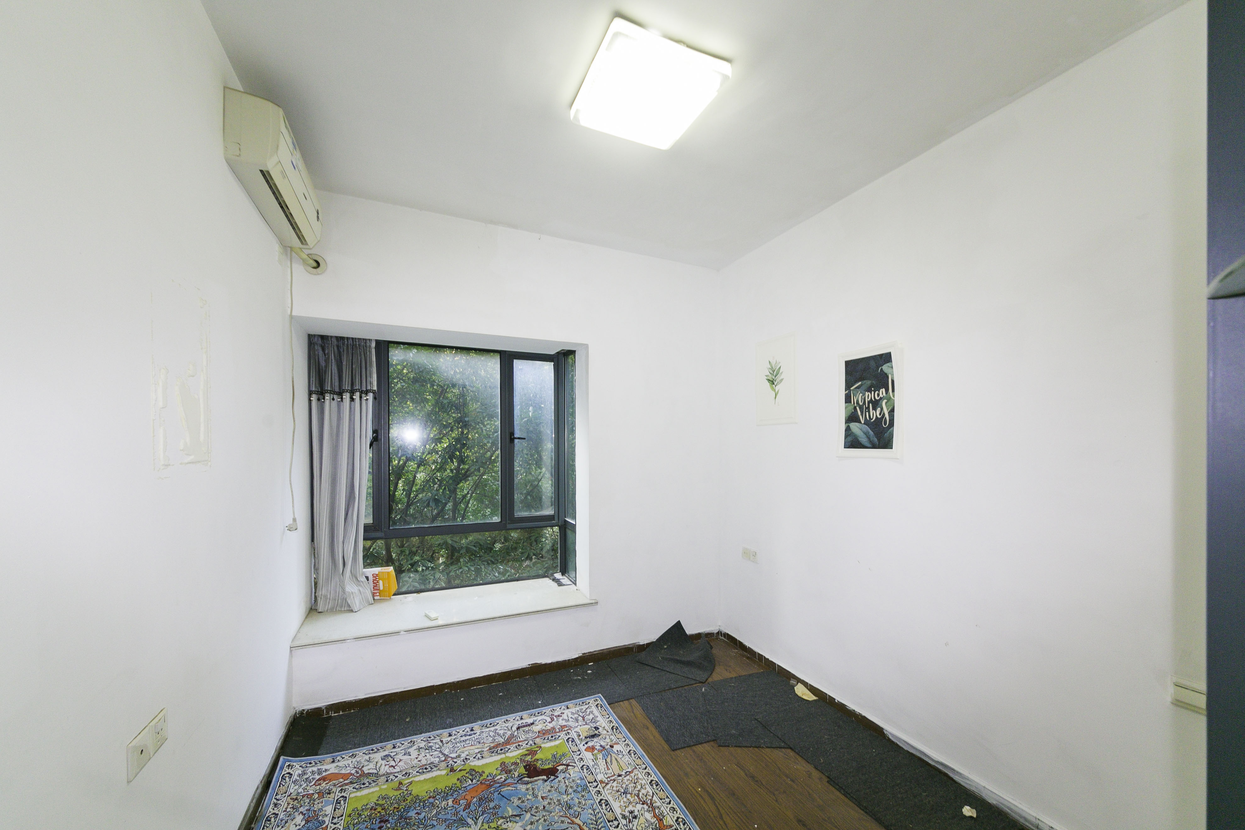 梦网景园  5室2厅2卫   230.00万卧室