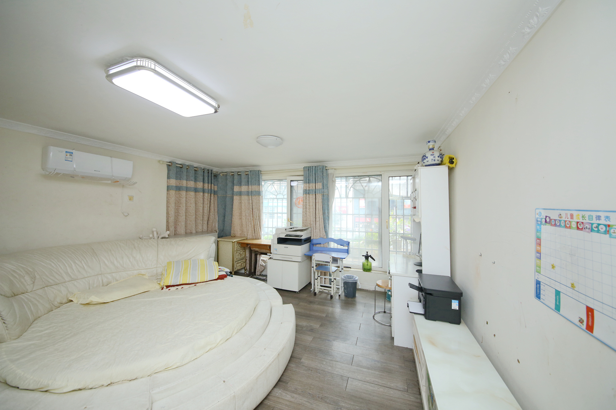 民基大厦  4室3厅2卫   126.00万卧室