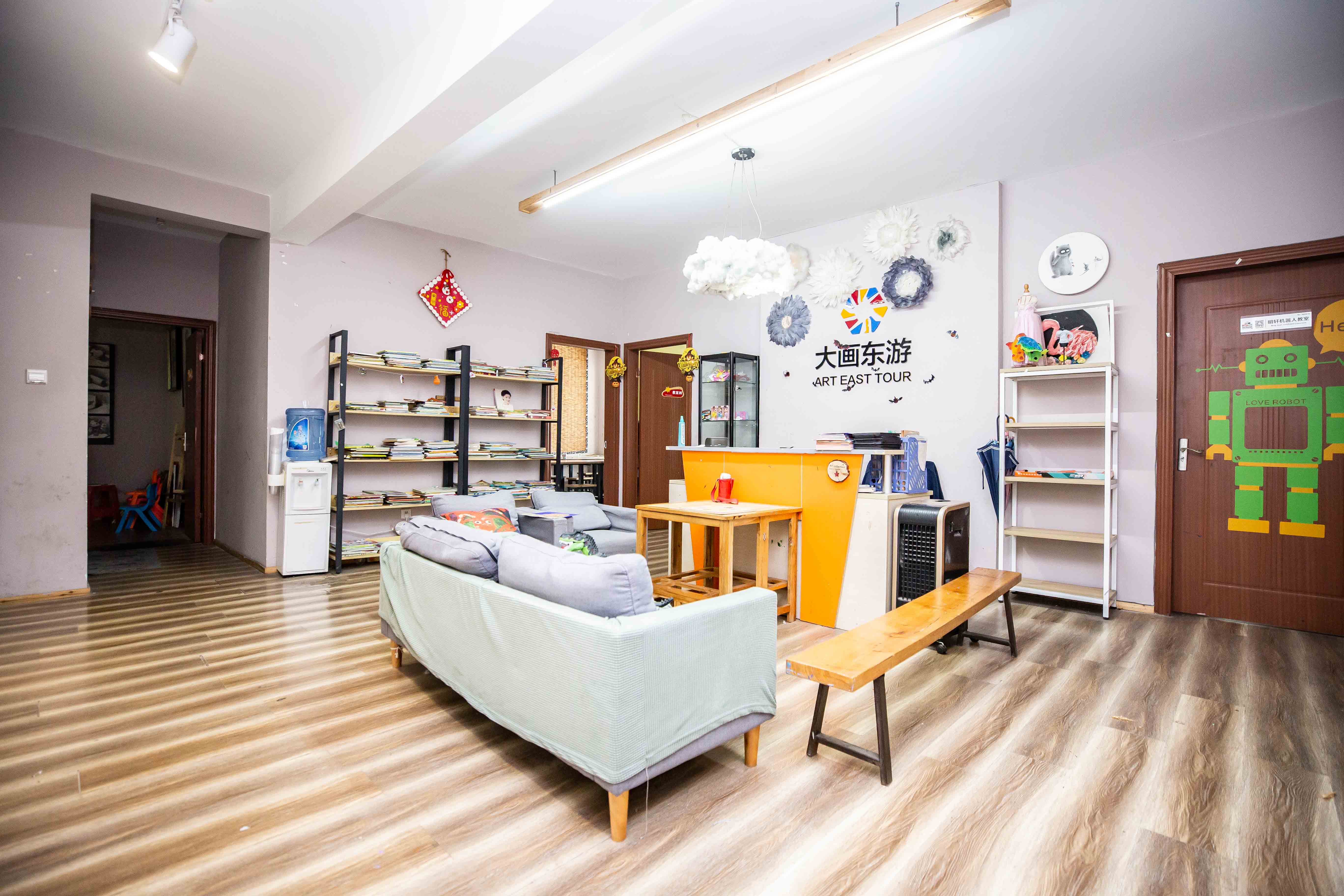 莱茵城 4室2厅2卫 122.0万 莱茵城 4室2厅2卫 122.0万客厅