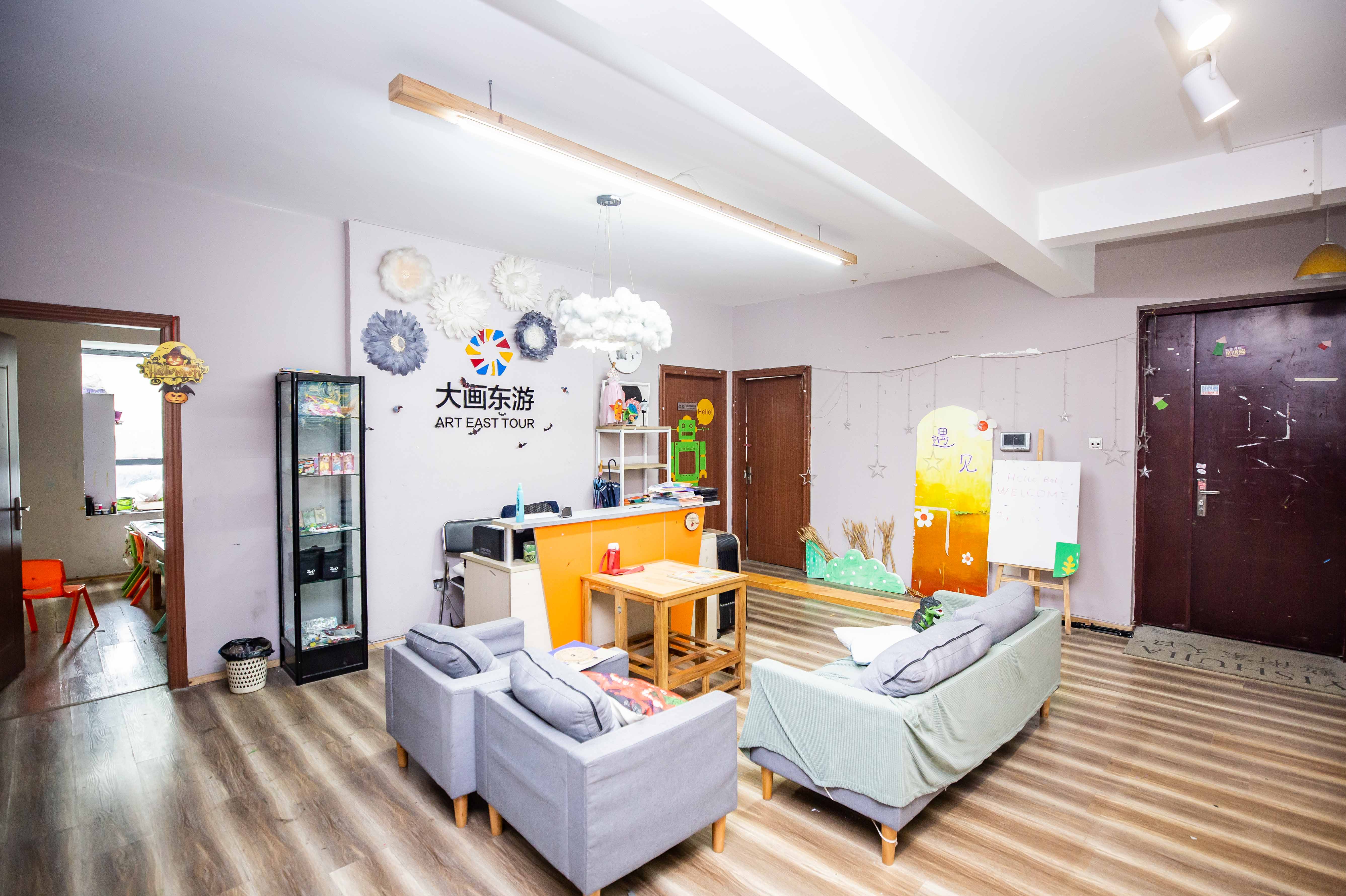 莱茵城 4室2厅2卫 122.0万 莱茵城 4室2厅2卫 122.0万客厅