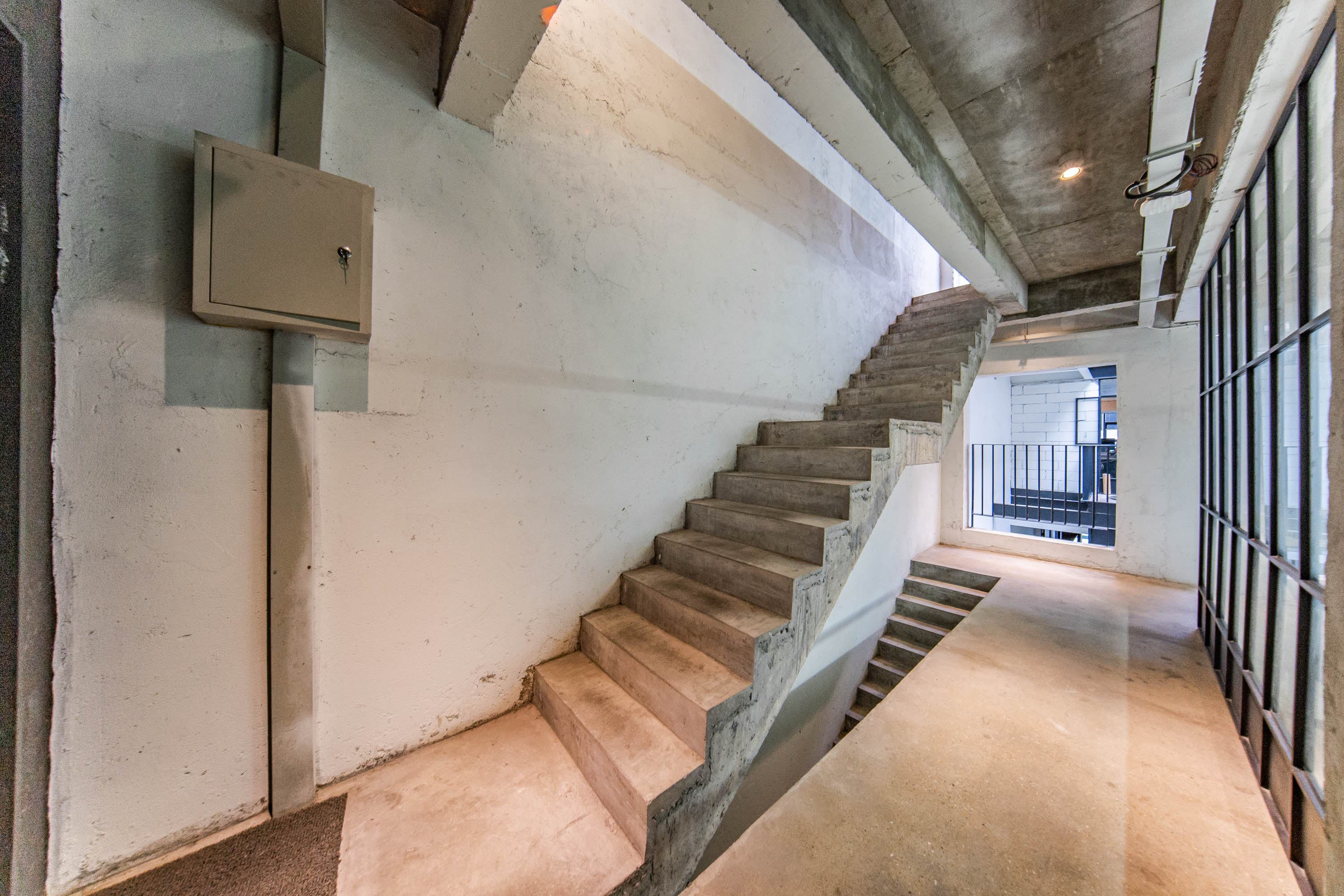 阳光100三期  8室2厅1卫    800.0万 阳光100三期  8室2厅1卫    800.0万其他