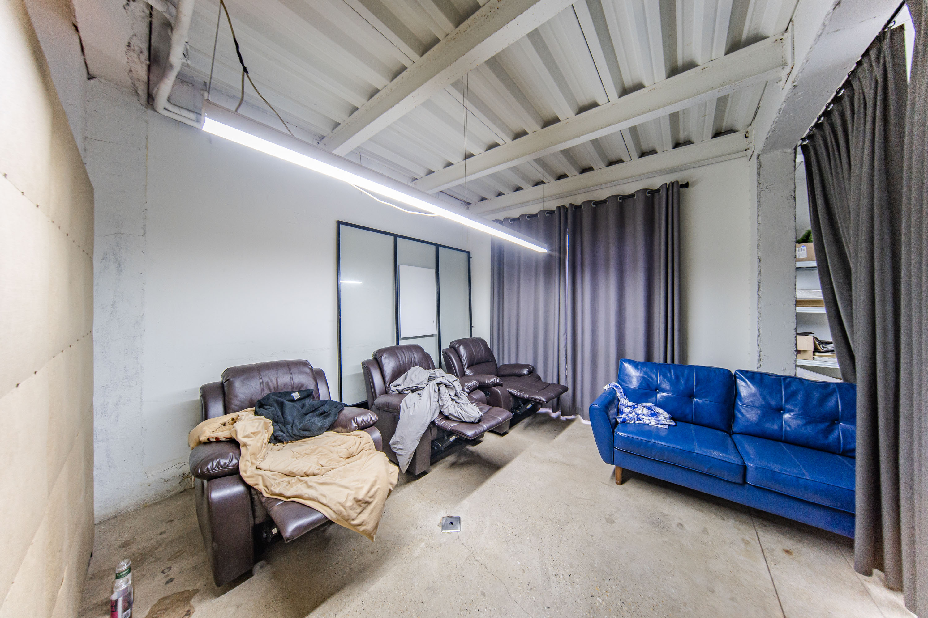 阳光100三期  8室2厅1卫    800.0万 阳光100三期  8室2厅1卫    800.0万卧室