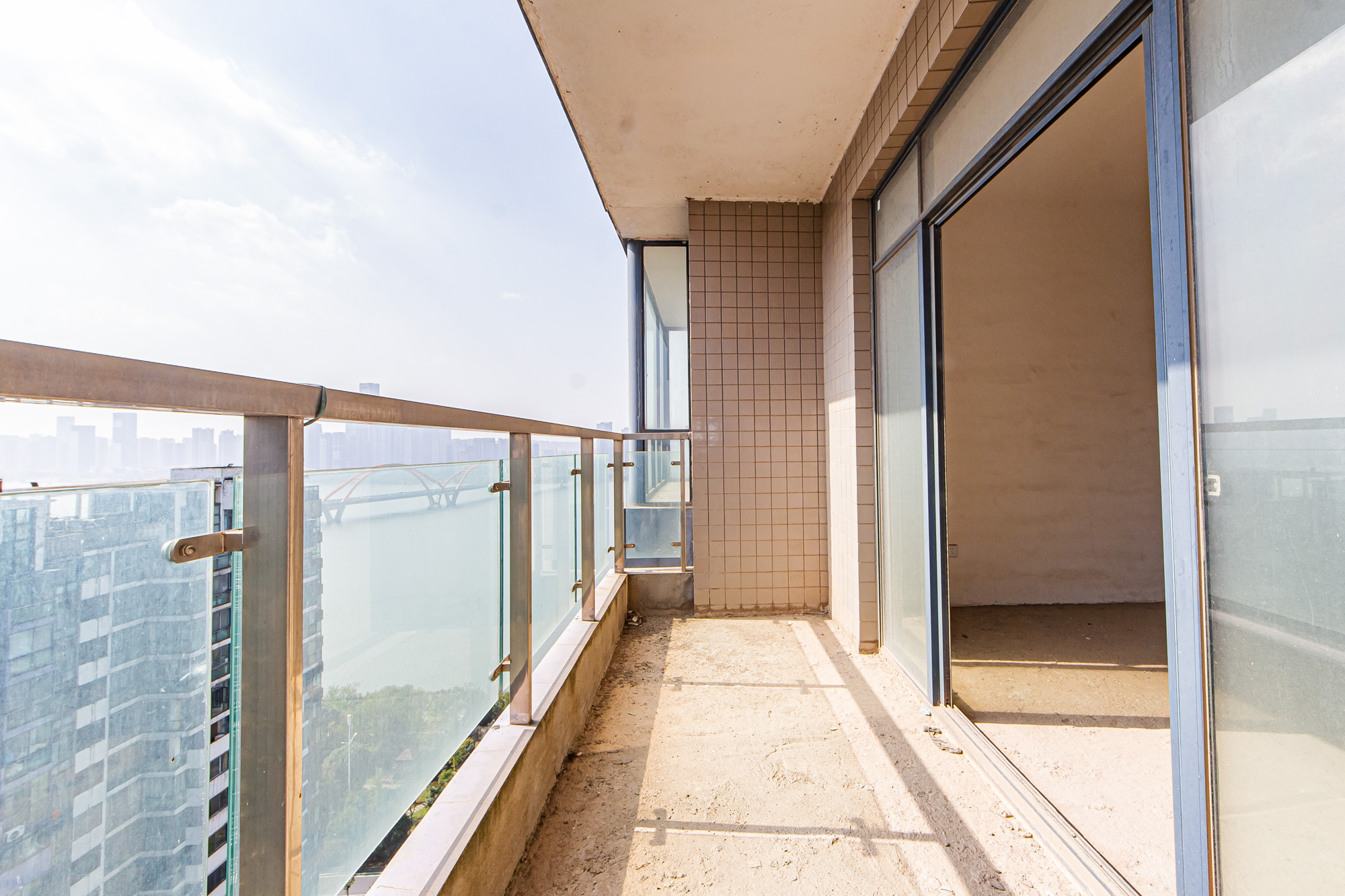 湘江世纪城揽江苑 4室2厅2卫 133.0万 湘江世纪城揽江苑 4室2厅2卫 133.0万阳台