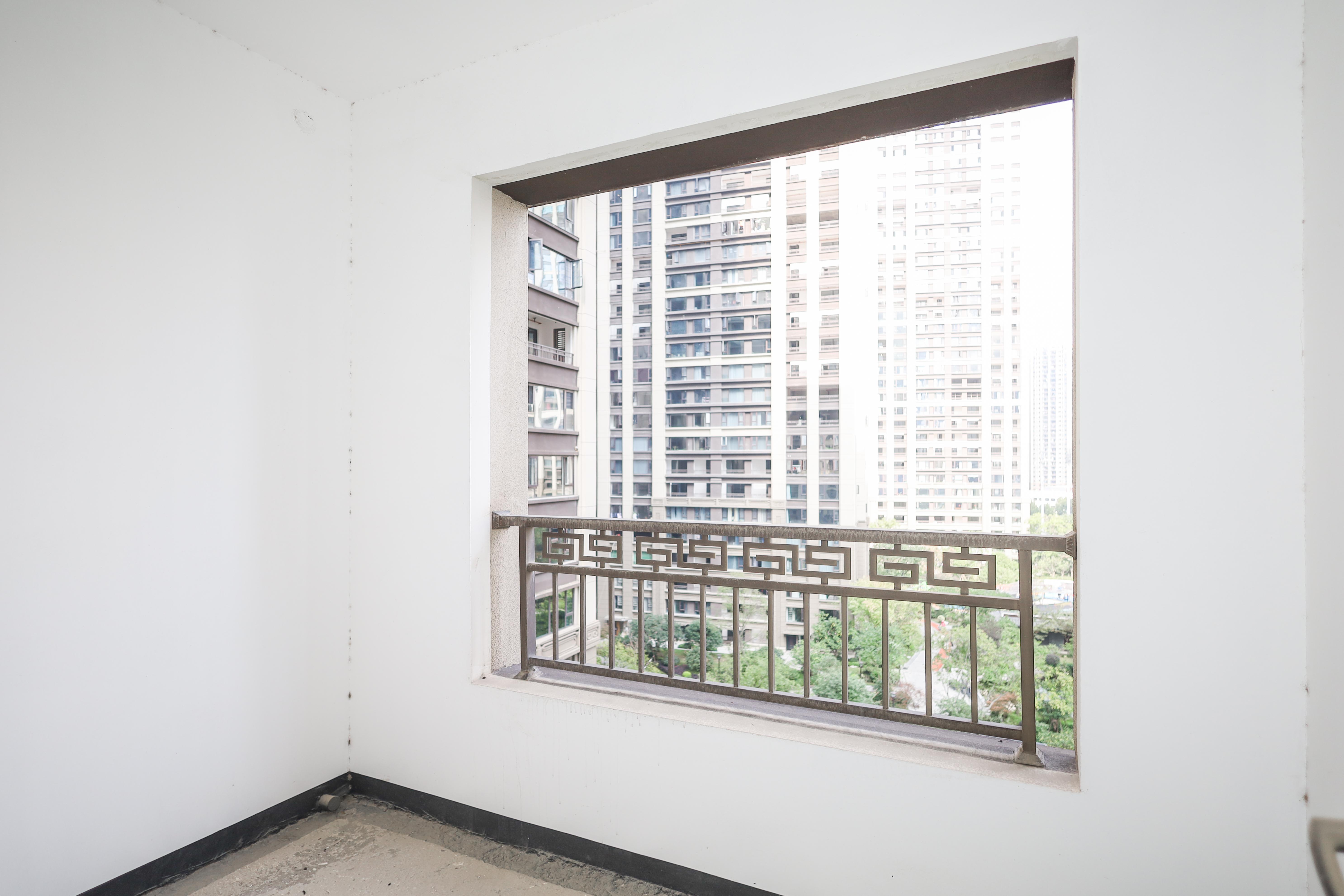 建发央著  4室2厅2卫   319.70万阳台