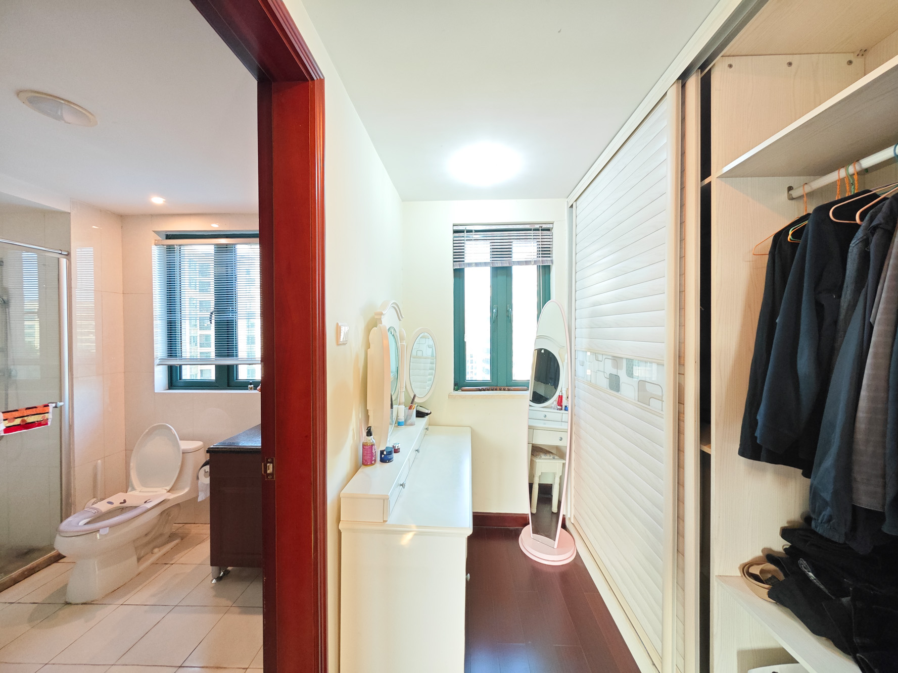 恒大城  4室2厅2卫    94.8万卫生间