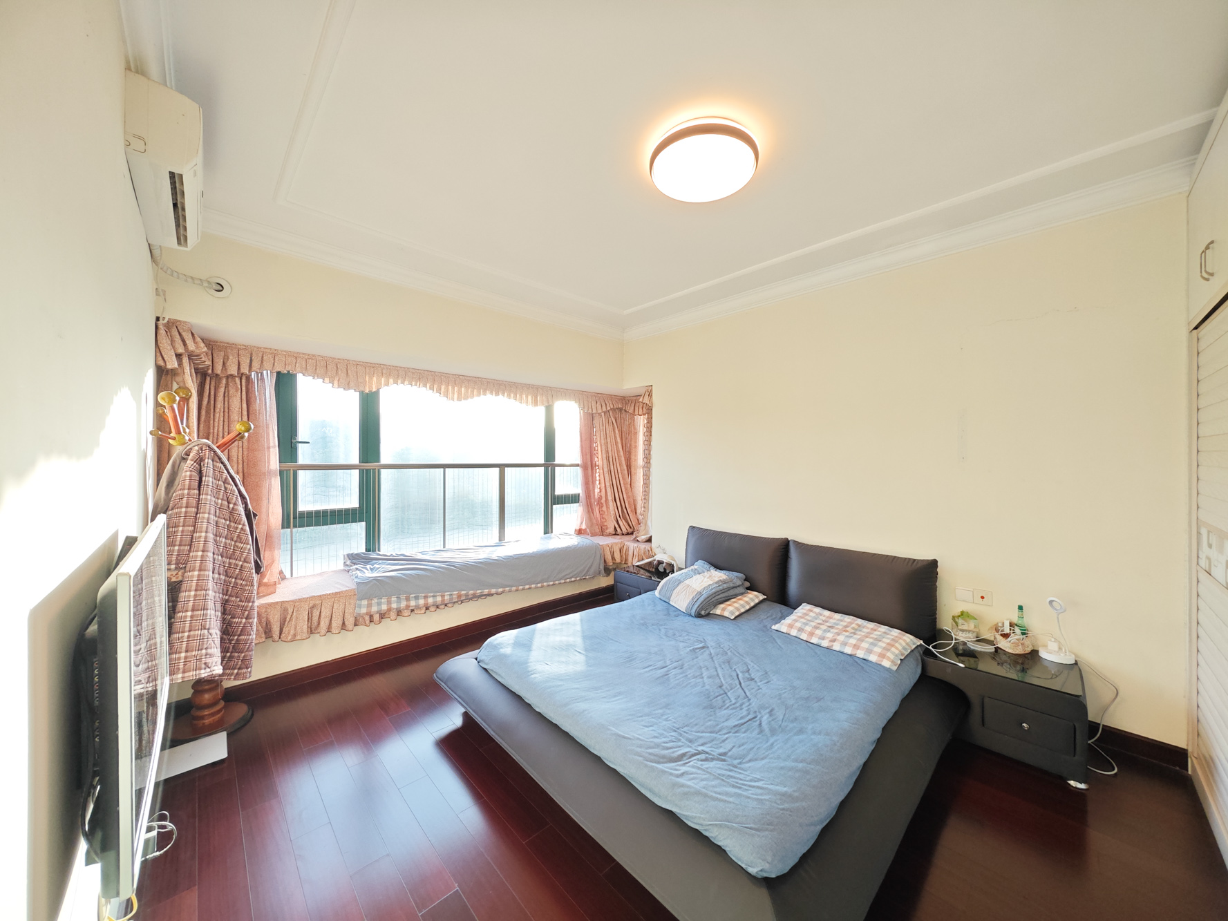 恒大城  4室2厅2卫    94.8万卧室