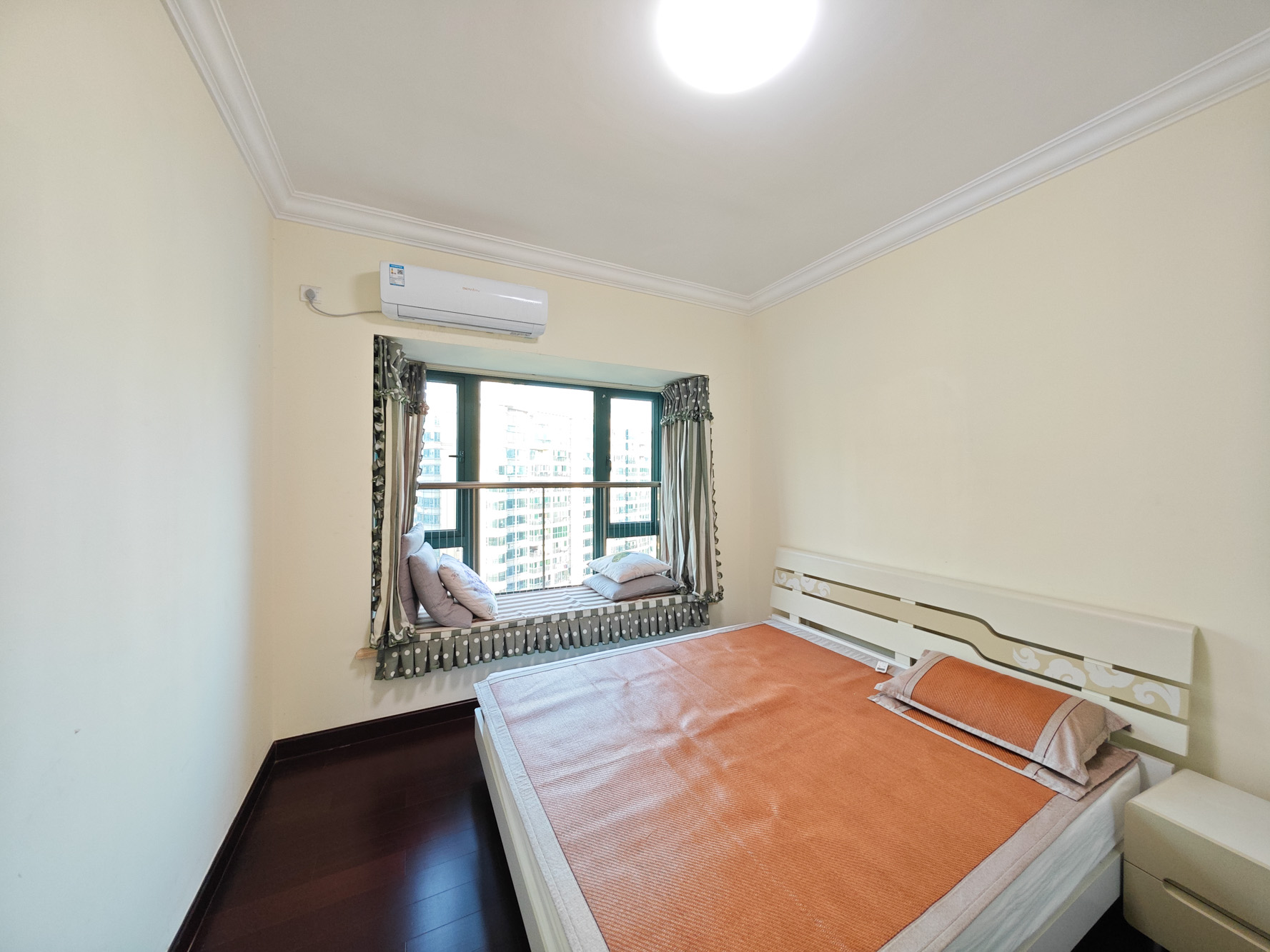 恒大城  4室2厅2卫    94.8万卧室