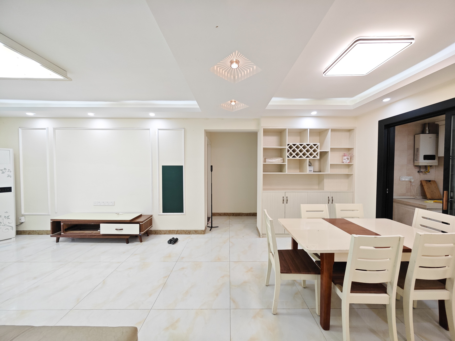 保利城(中航城国际社区、郡原美村) 3室2厅2卫 85.0万 保利城(中航城国际社区、郡原美村) 3室2厅2卫 85.0万客厅