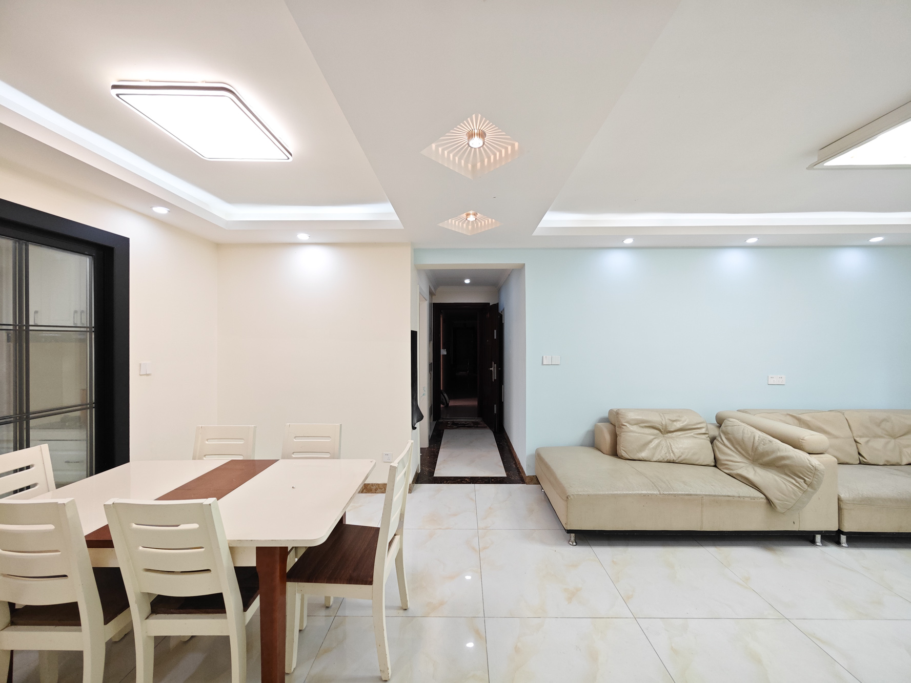 保利城(中航城国际社区、郡原美村) 3室2厅2卫 85.0万 保利城(中航城国际社区、郡原美村) 3室2厅2卫 85.0万客厅