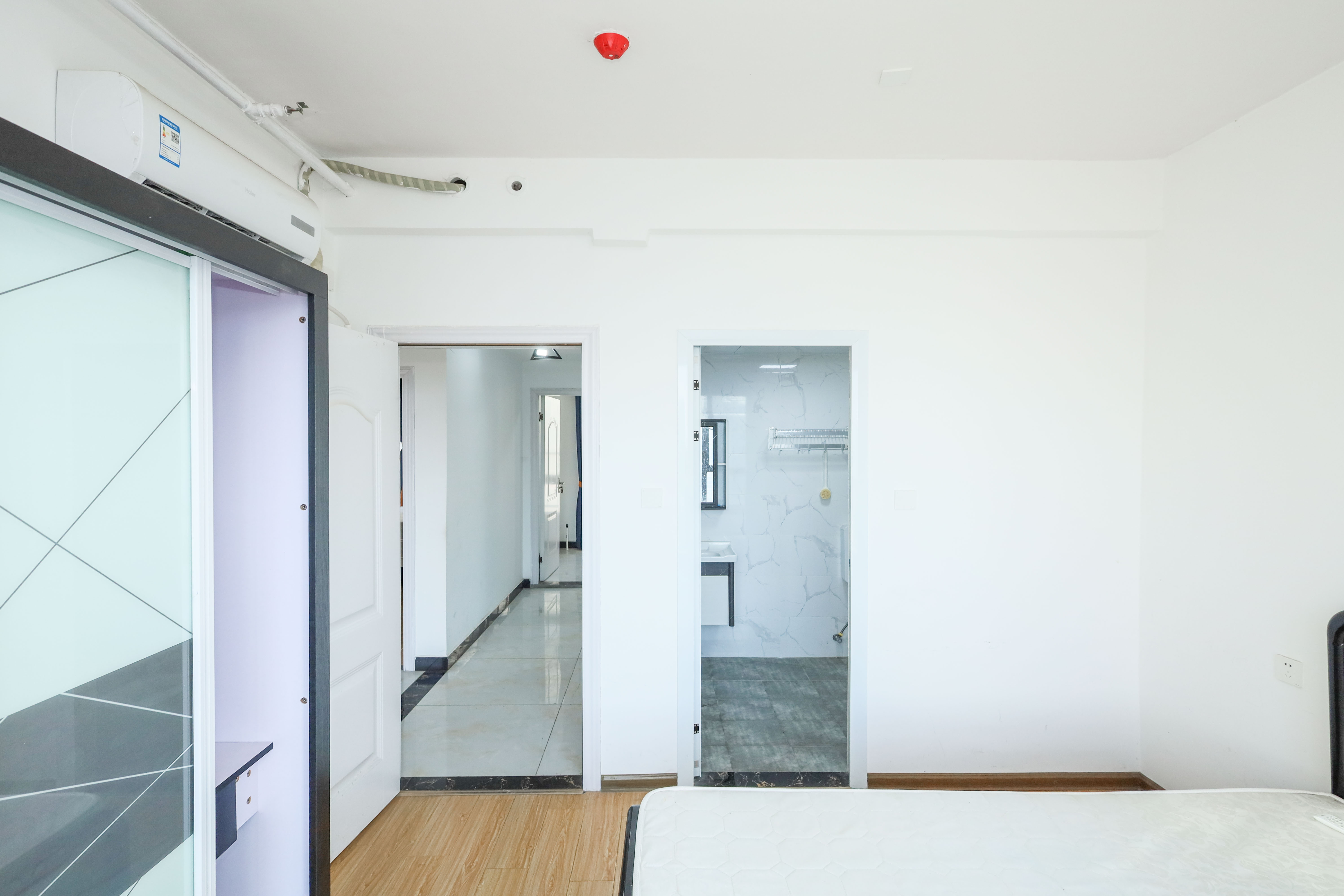 建发央著  4室2厅2卫   190.00万卧室