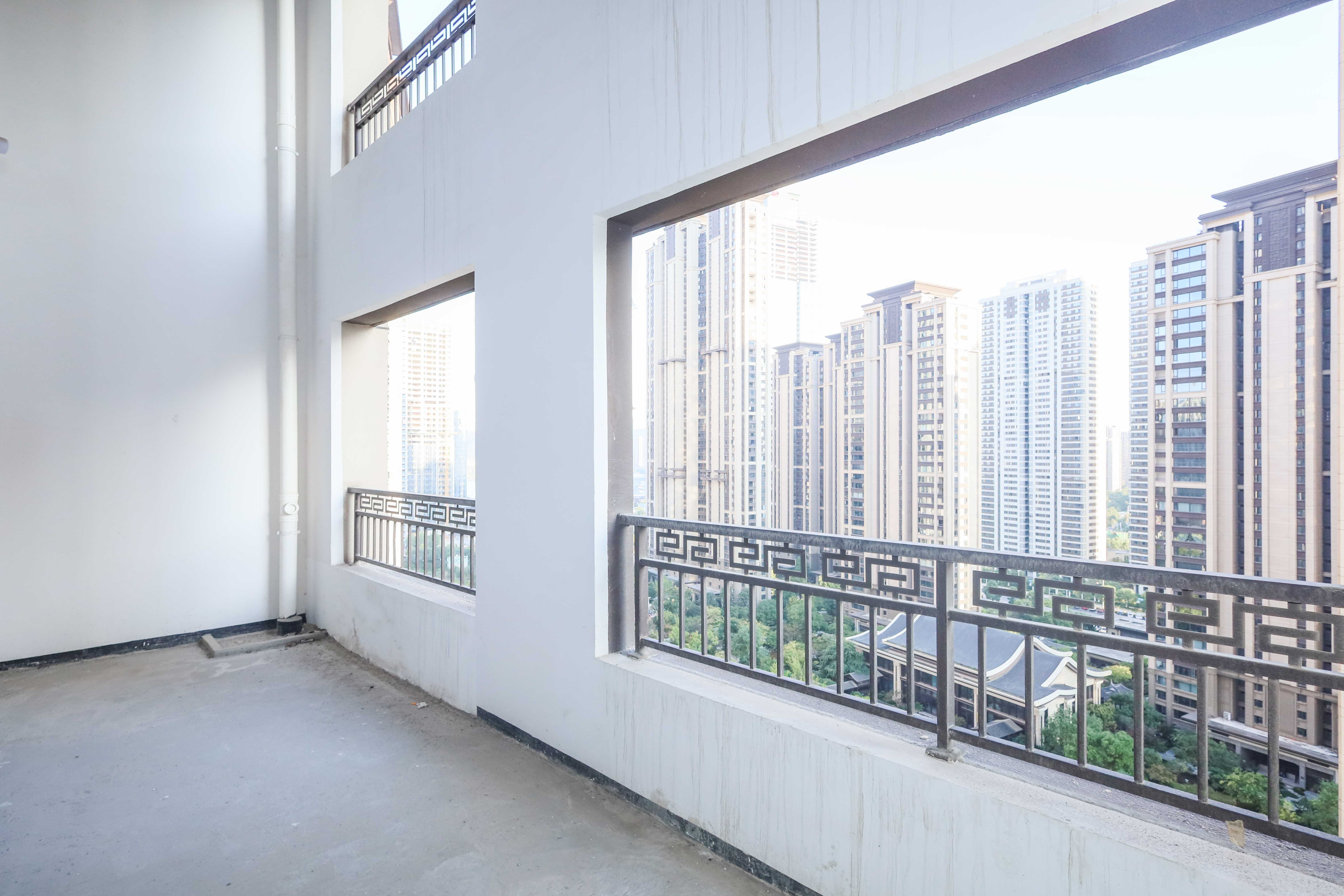 建发央著  4室2厅2卫   308.00万阳台