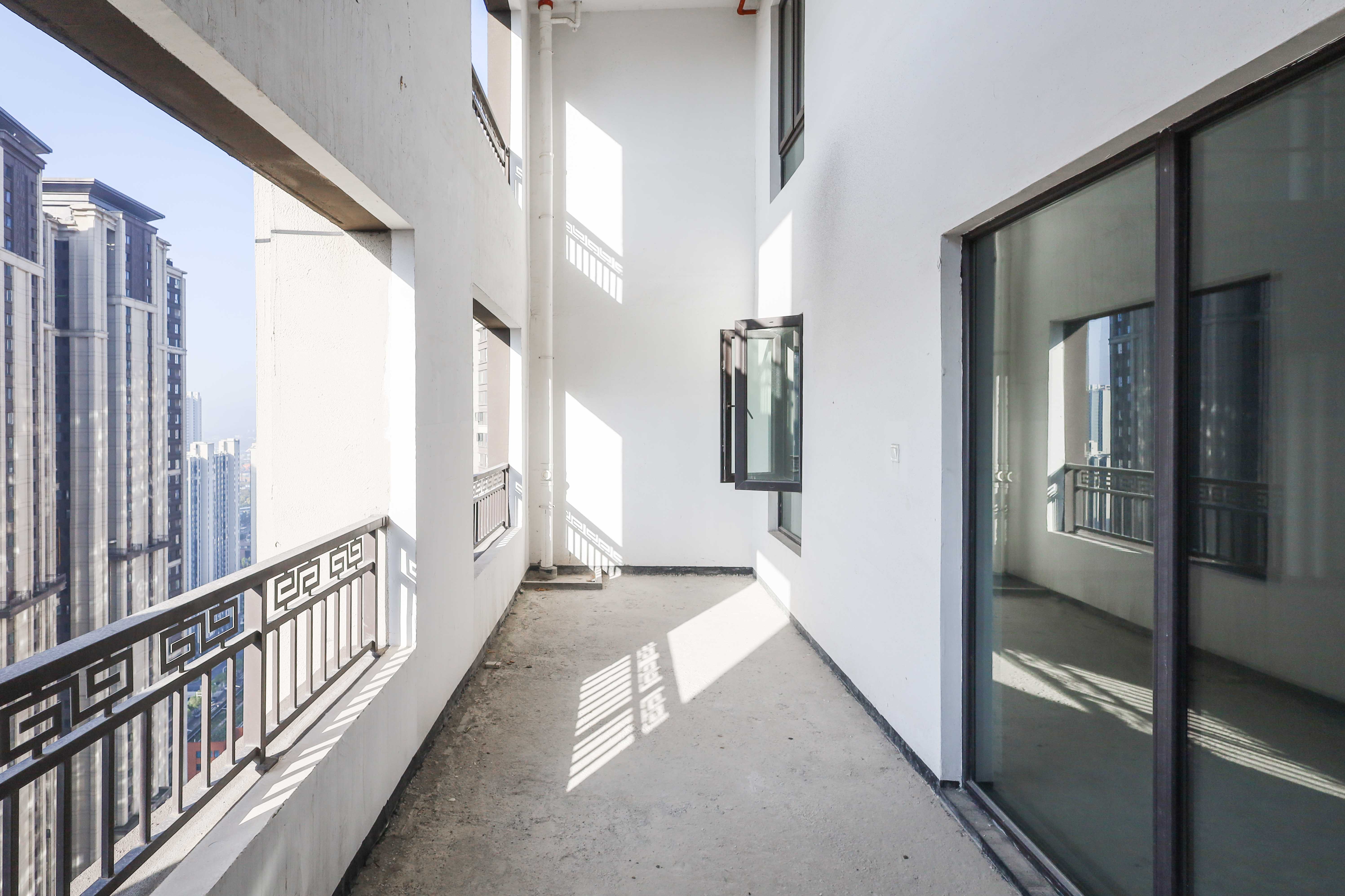 建发央著  4室2厅2卫   280.00万阳台