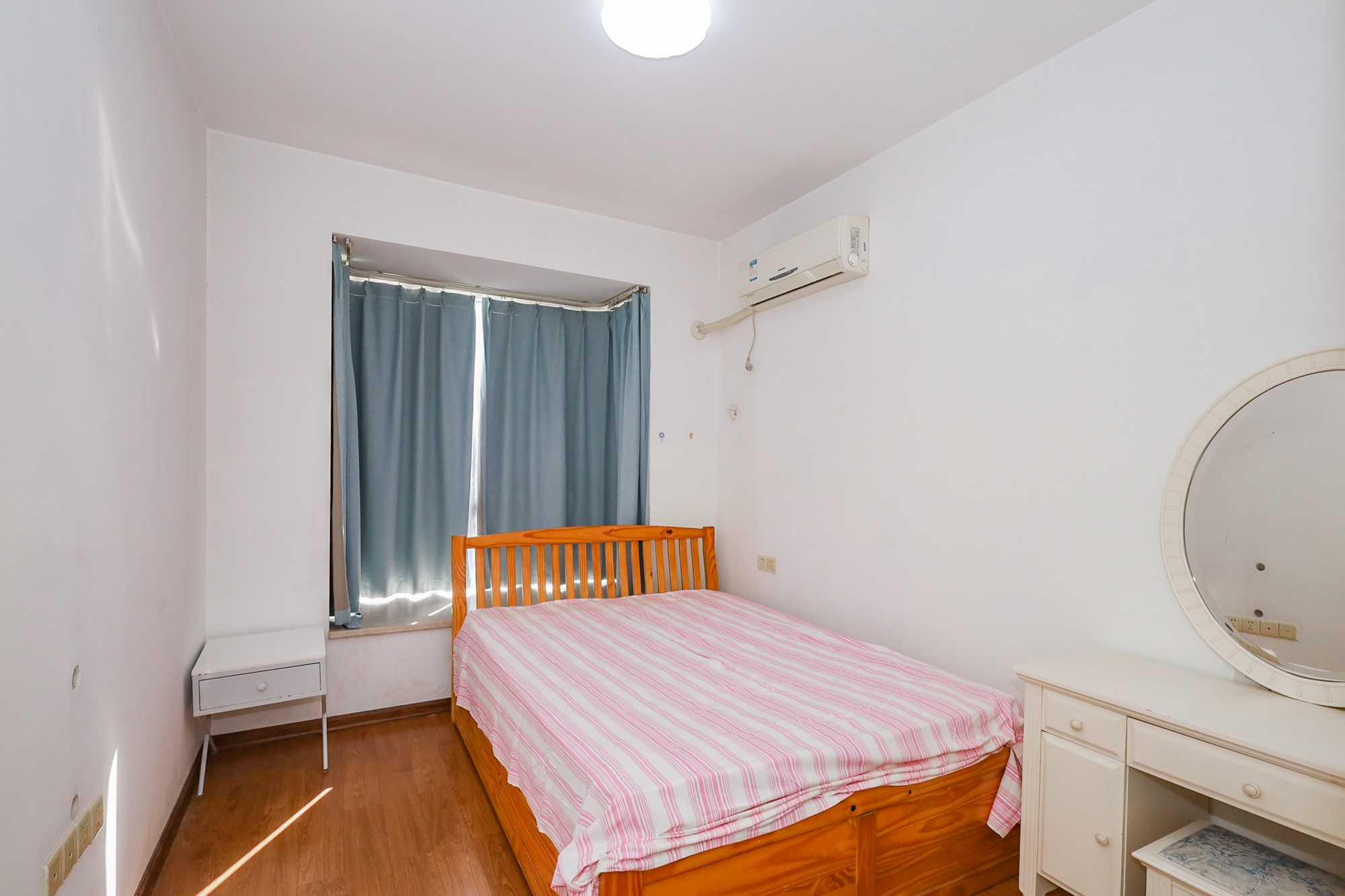 八方小区A区 3室2厅2卫 370.0万 八方小区A区 3室2厅2卫 370.0万卧室