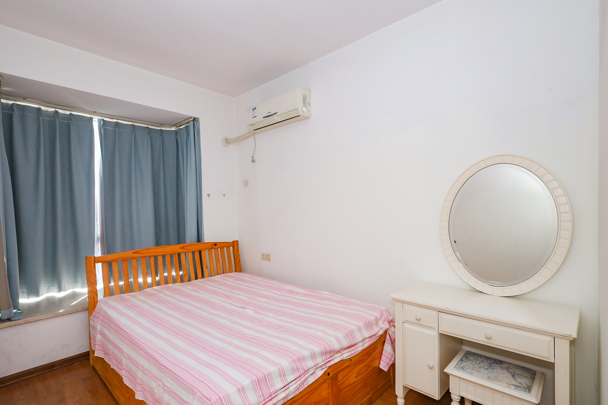 八方小区A区 3室2厅2卫 370.0万 八方小区A区 3室2厅2卫 370.0万卧室