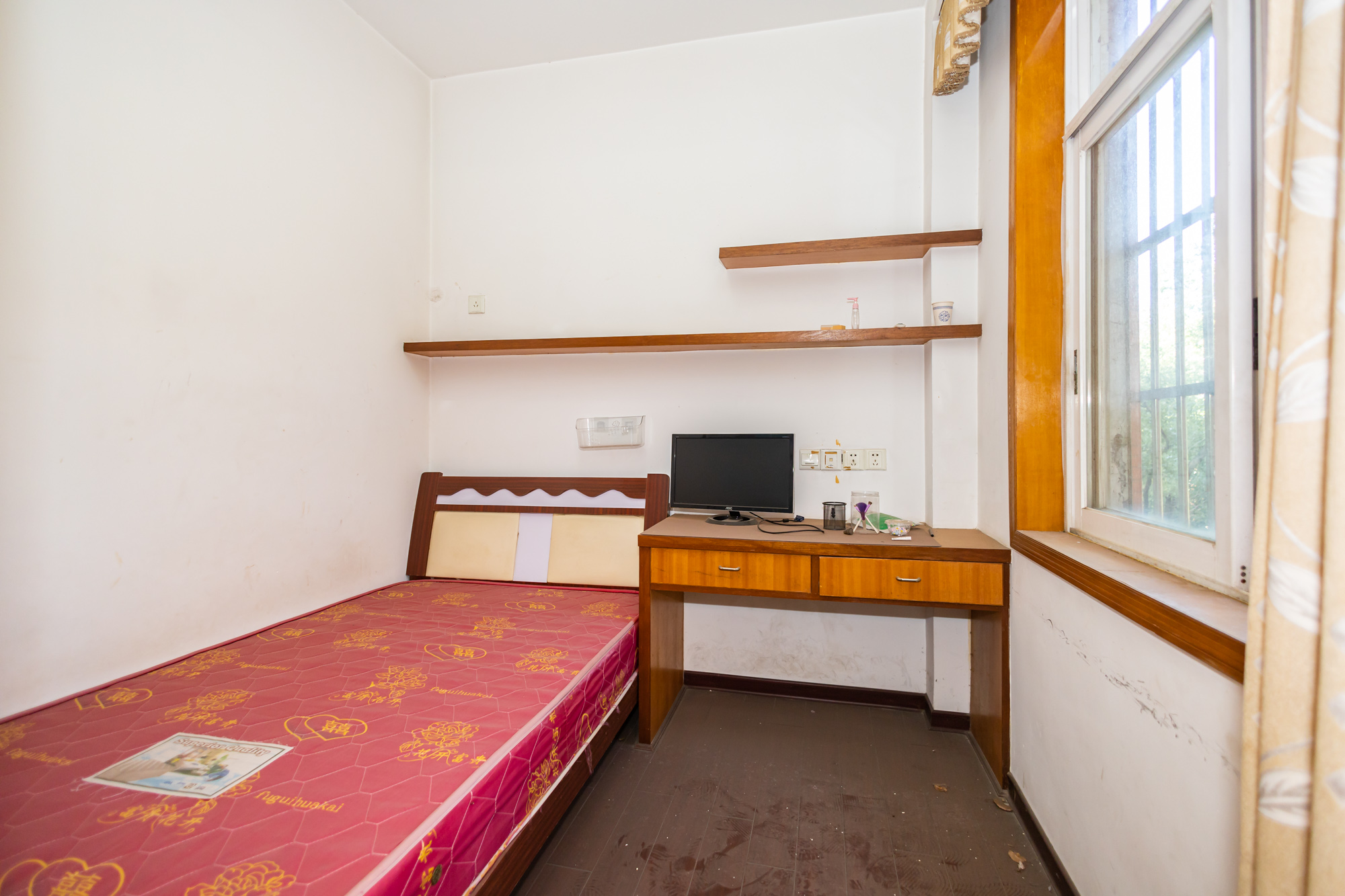 山水人家一二期 3室2厅2卫 59.6万 山水人家一二期 3室2厅2卫 59.6万卧室