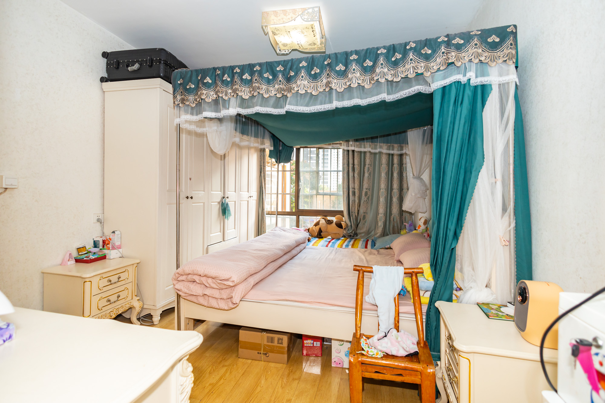 家和院  4室2厅2卫   102.00万卧室