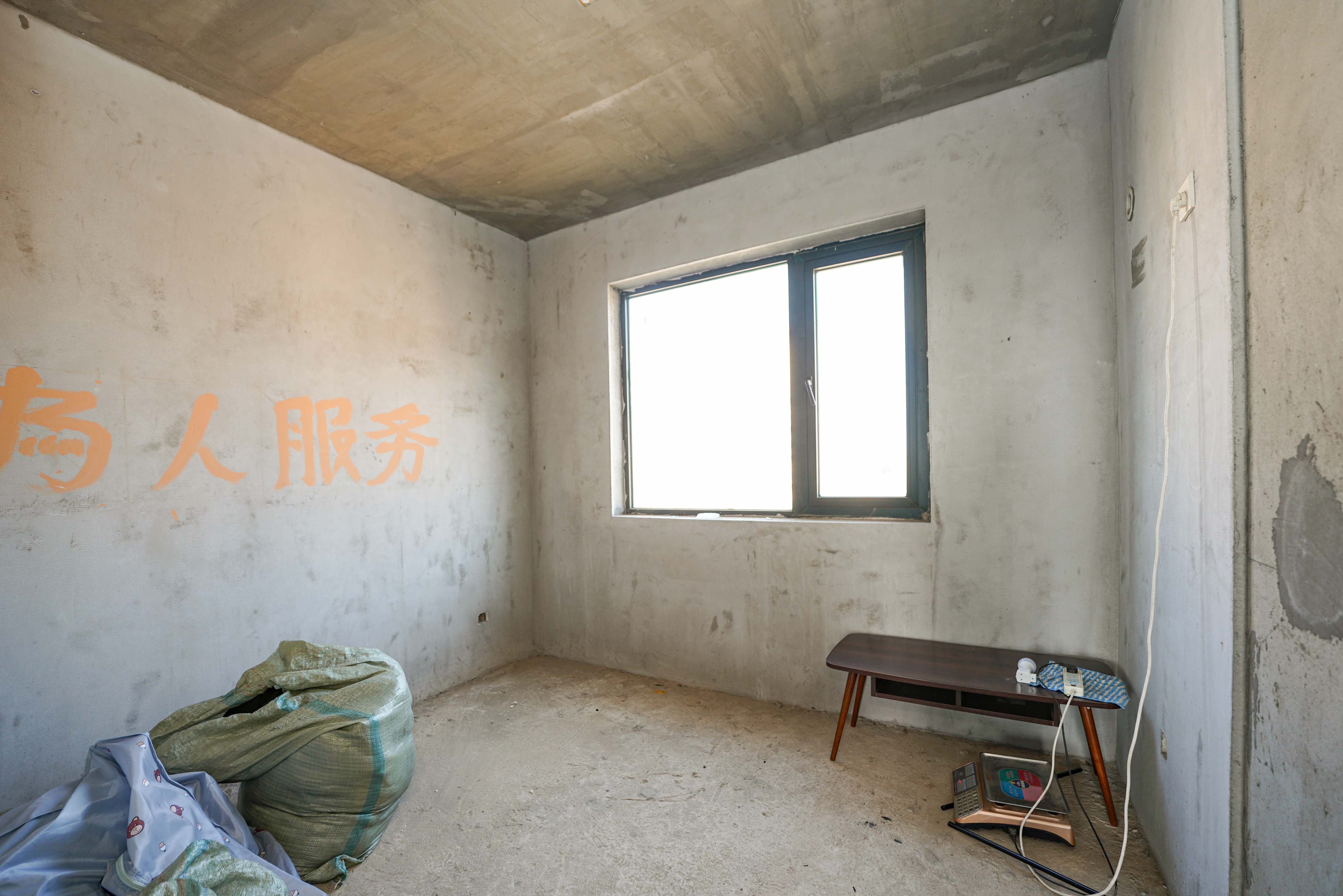 丽发新城  4室2厅2卫   98.00万卧室