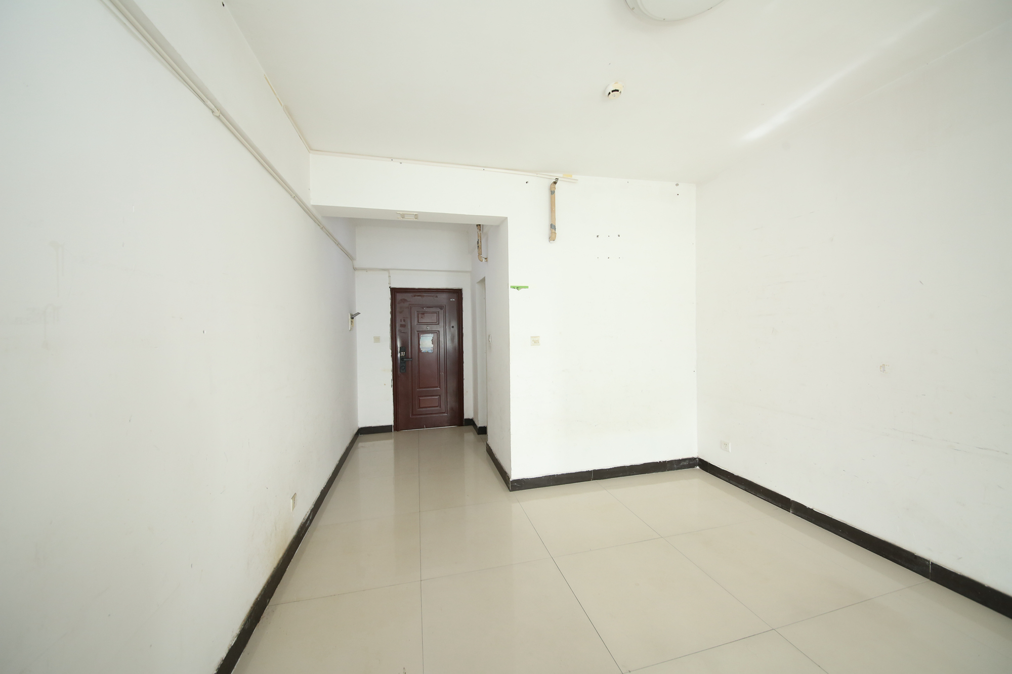 国储电脑城  1室1厅1卫    21.8万客厅