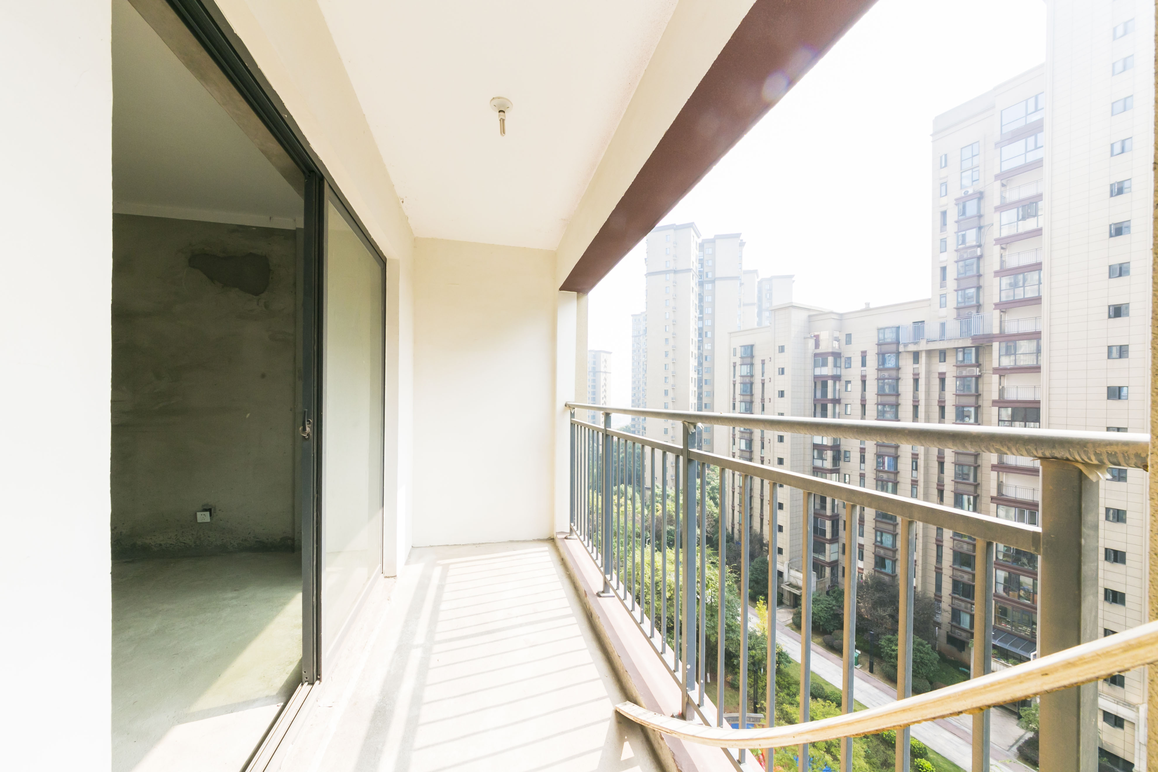 轻盐阳光CEO(轻盐雅苑)(轻奢时代)  3室2厅2卫   99.60万阳台
