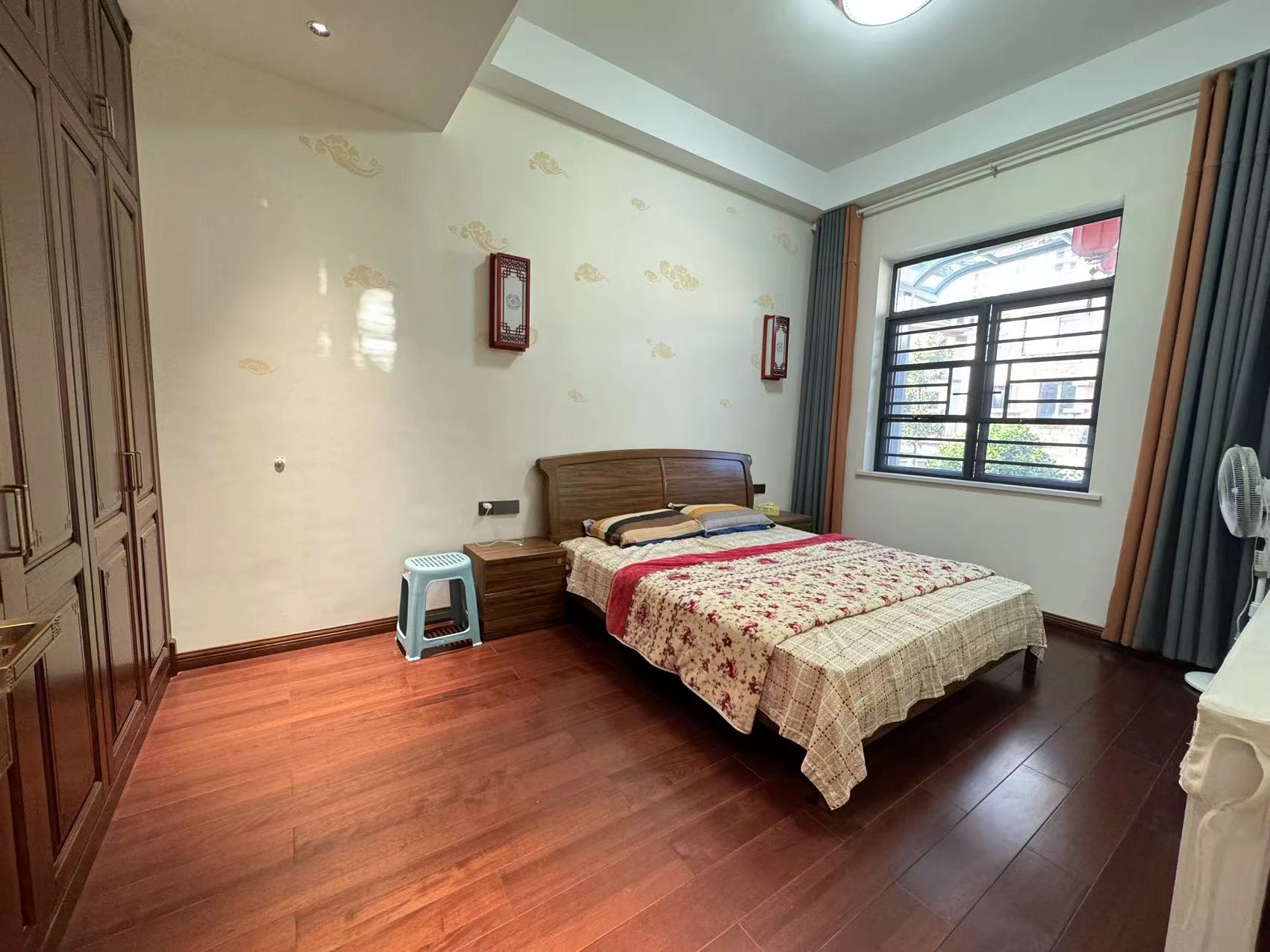 青龙湾(中央小镇)  5室2厅4卫    290.0万 青龙湾(中央小镇)  5室2厅4卫    290.0万室内图