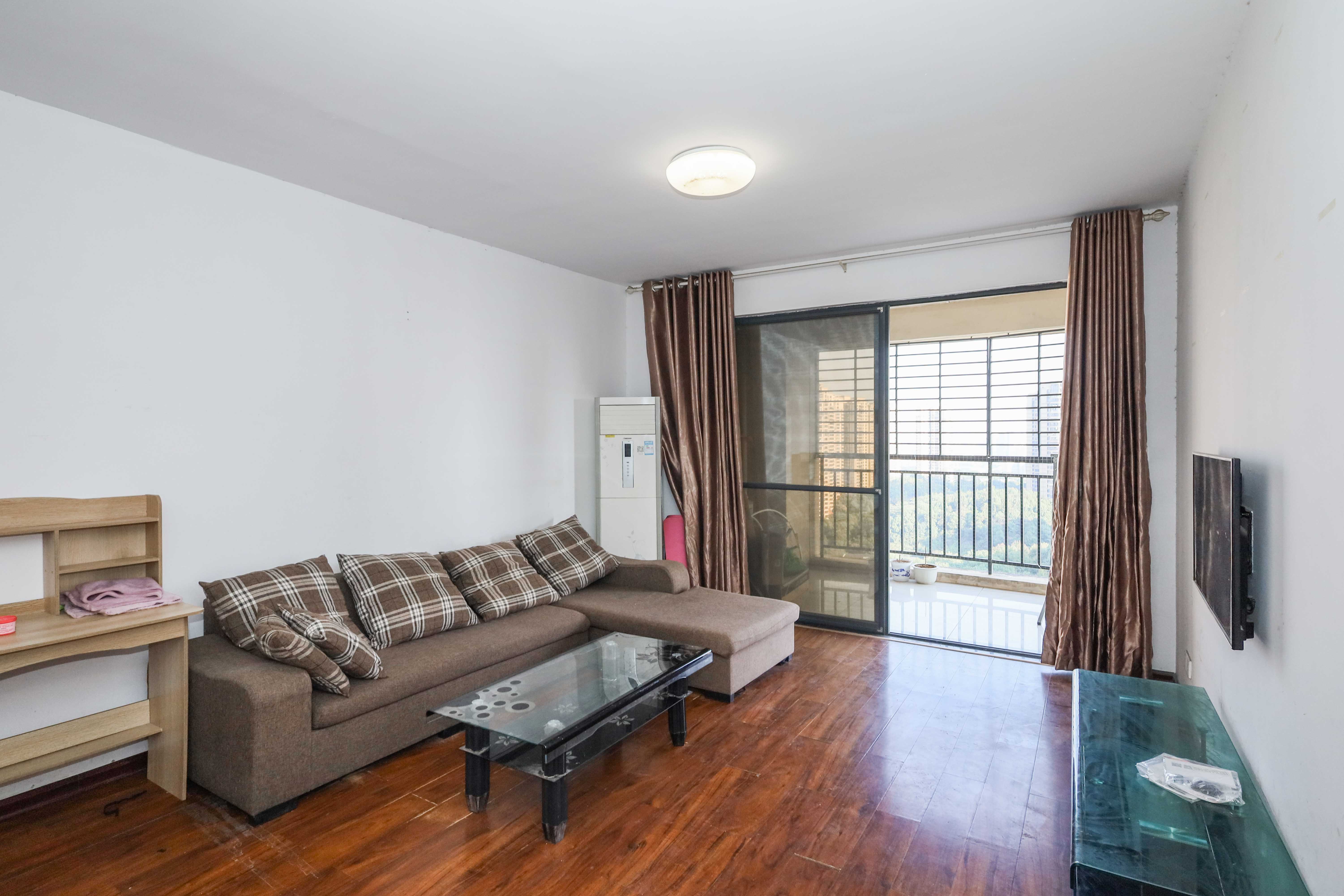 保利麓谷林语C区  3室2厅1卫    85.0万客厅