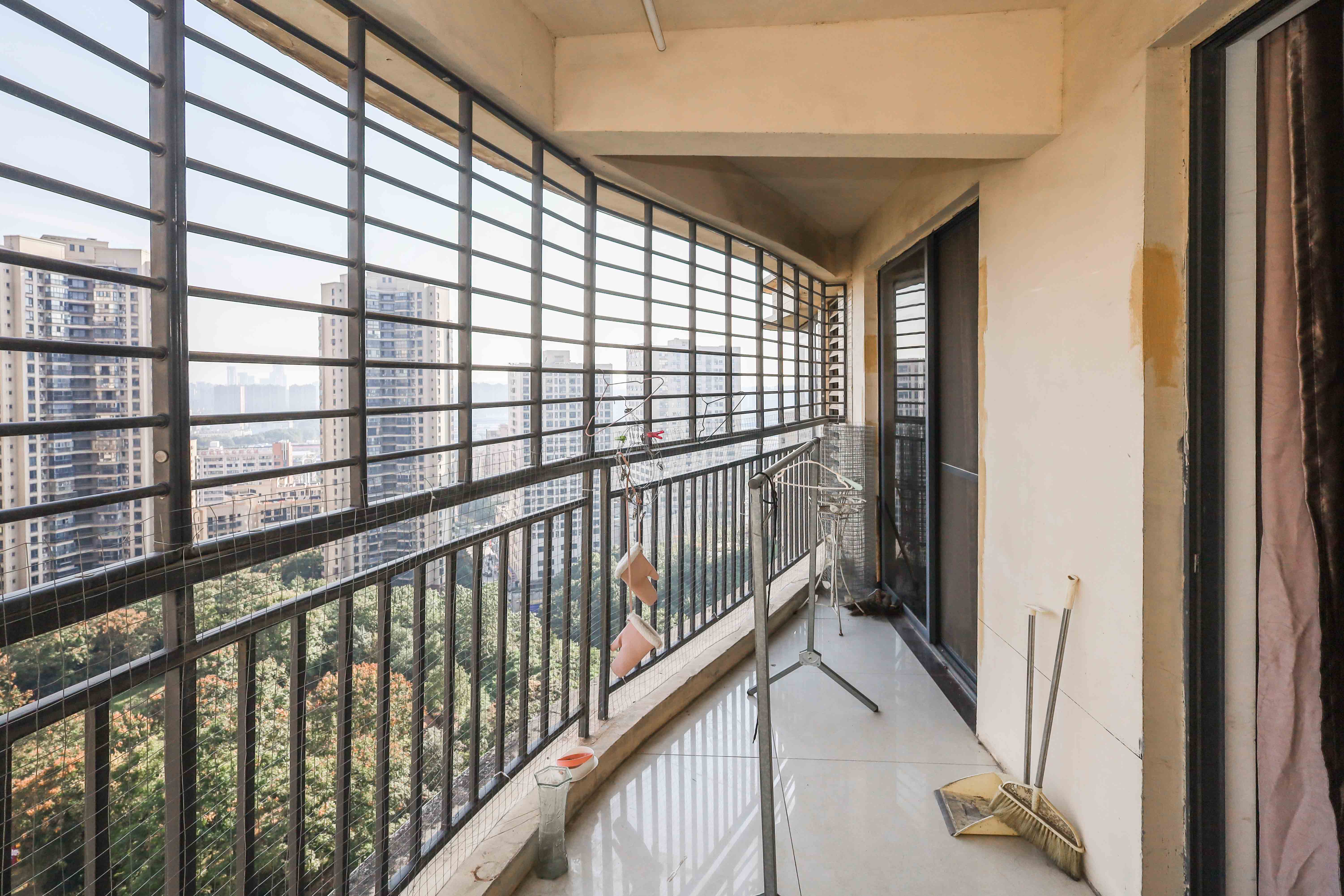 保利麓谷林语C区  3室2厅1卫    85.0万阳台