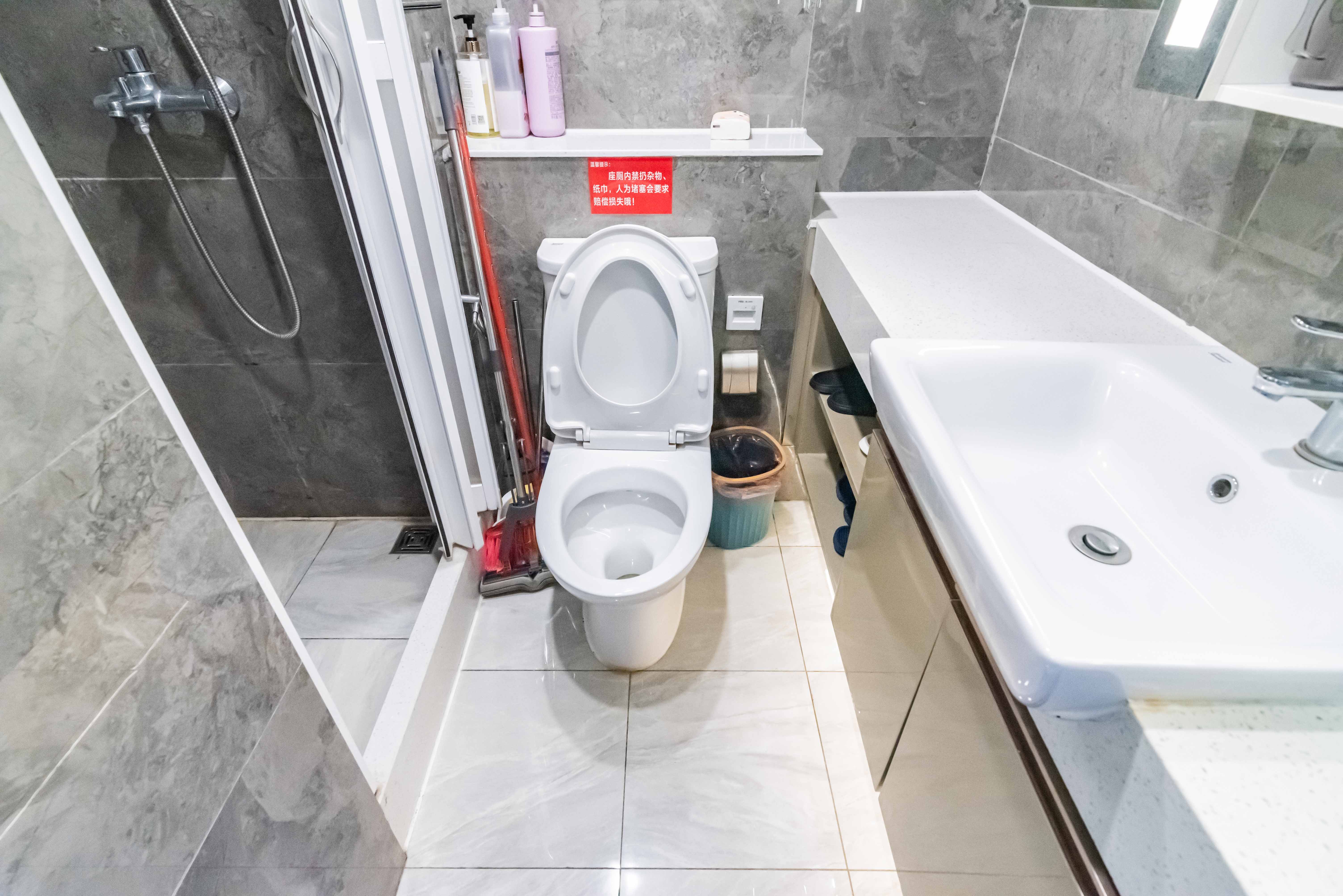 华远华时代  2室1厅1卫    51.8万卫生间