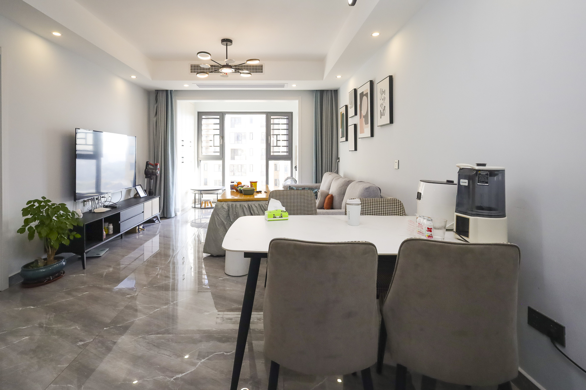 恒基旭辉湖山赋  3室1厅1卫    92.0万客厅