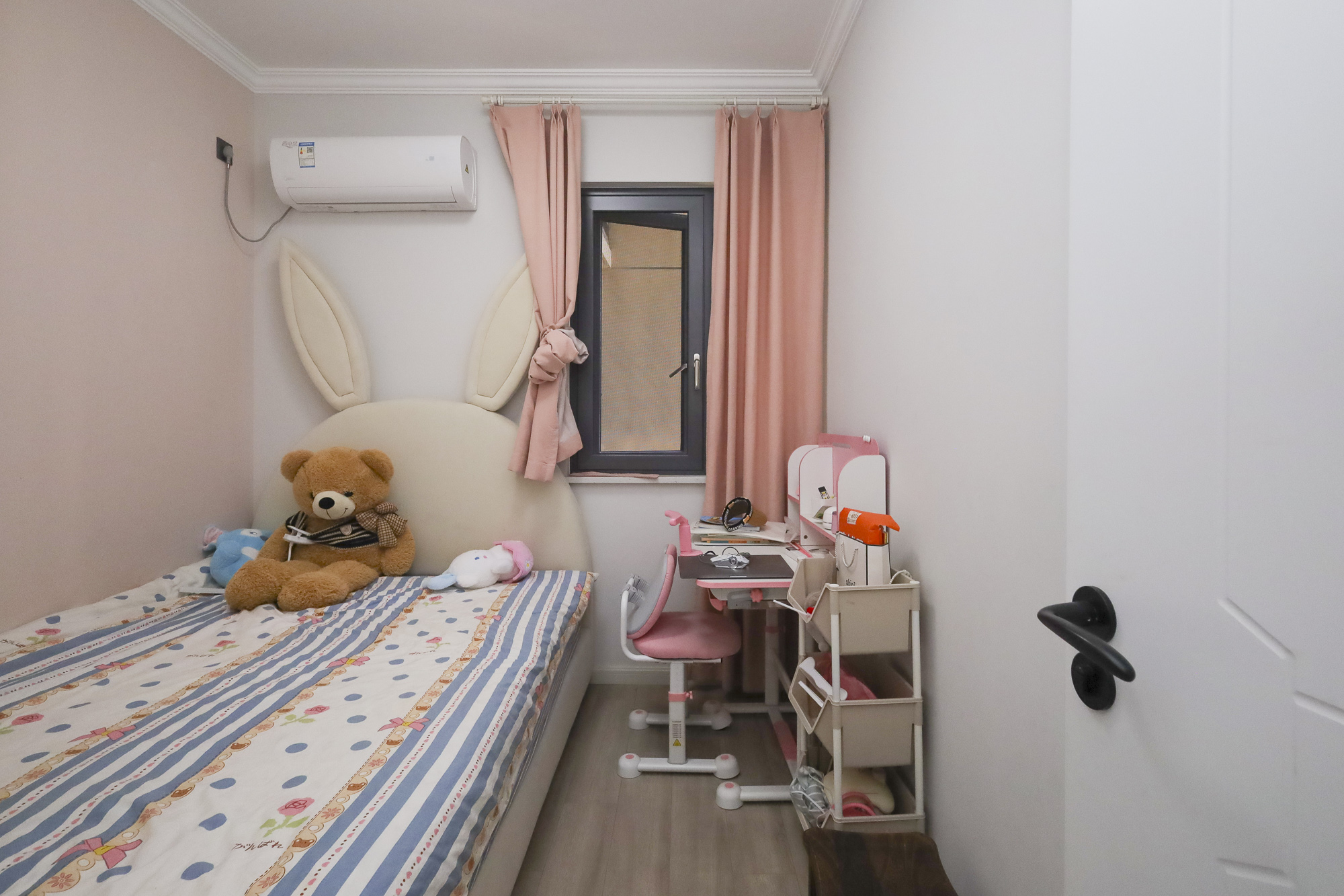 恒基旭辉湖山赋  3室1厅1卫    92.0万卧室