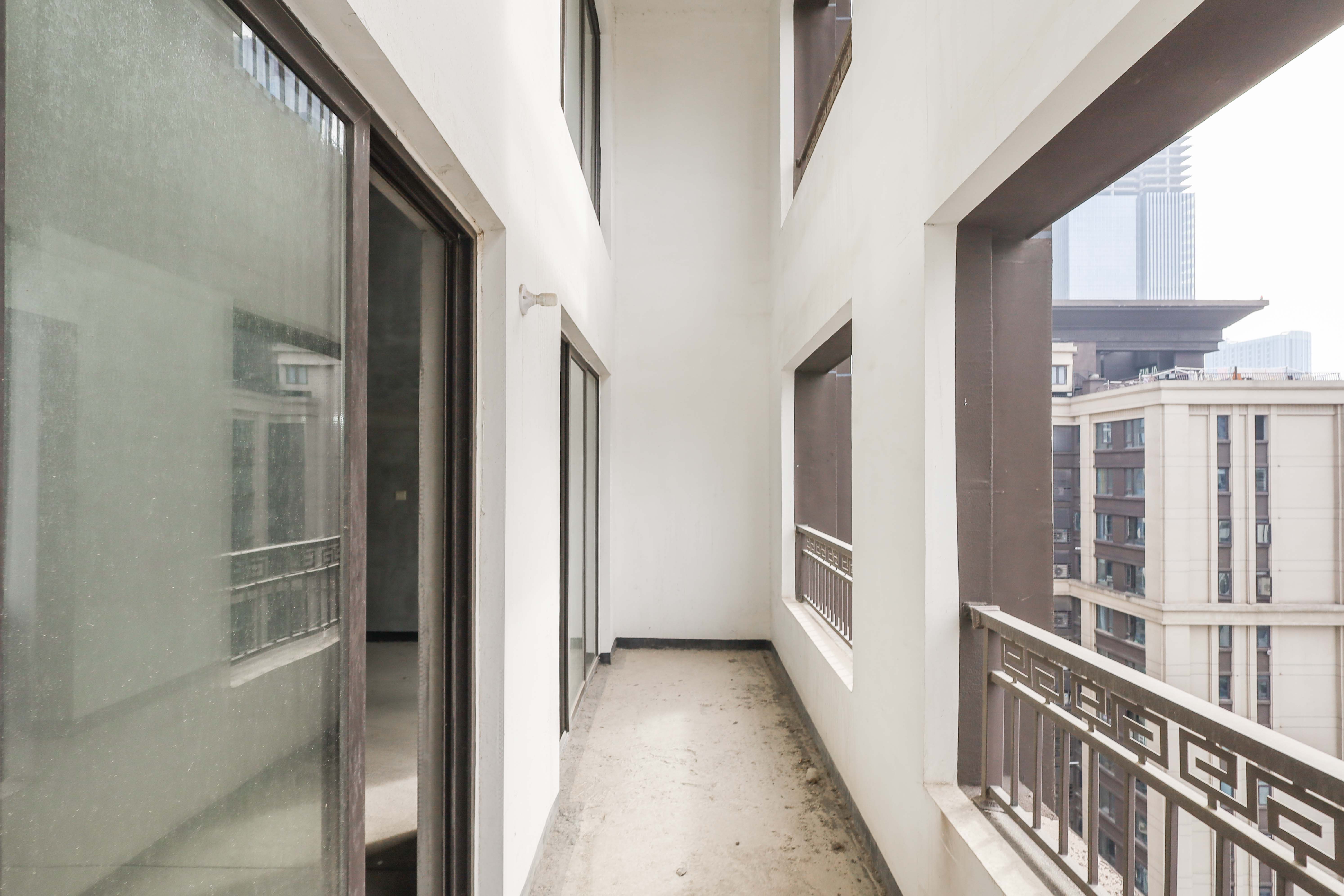 建发央著  4室2厅2卫   185.00万阳台