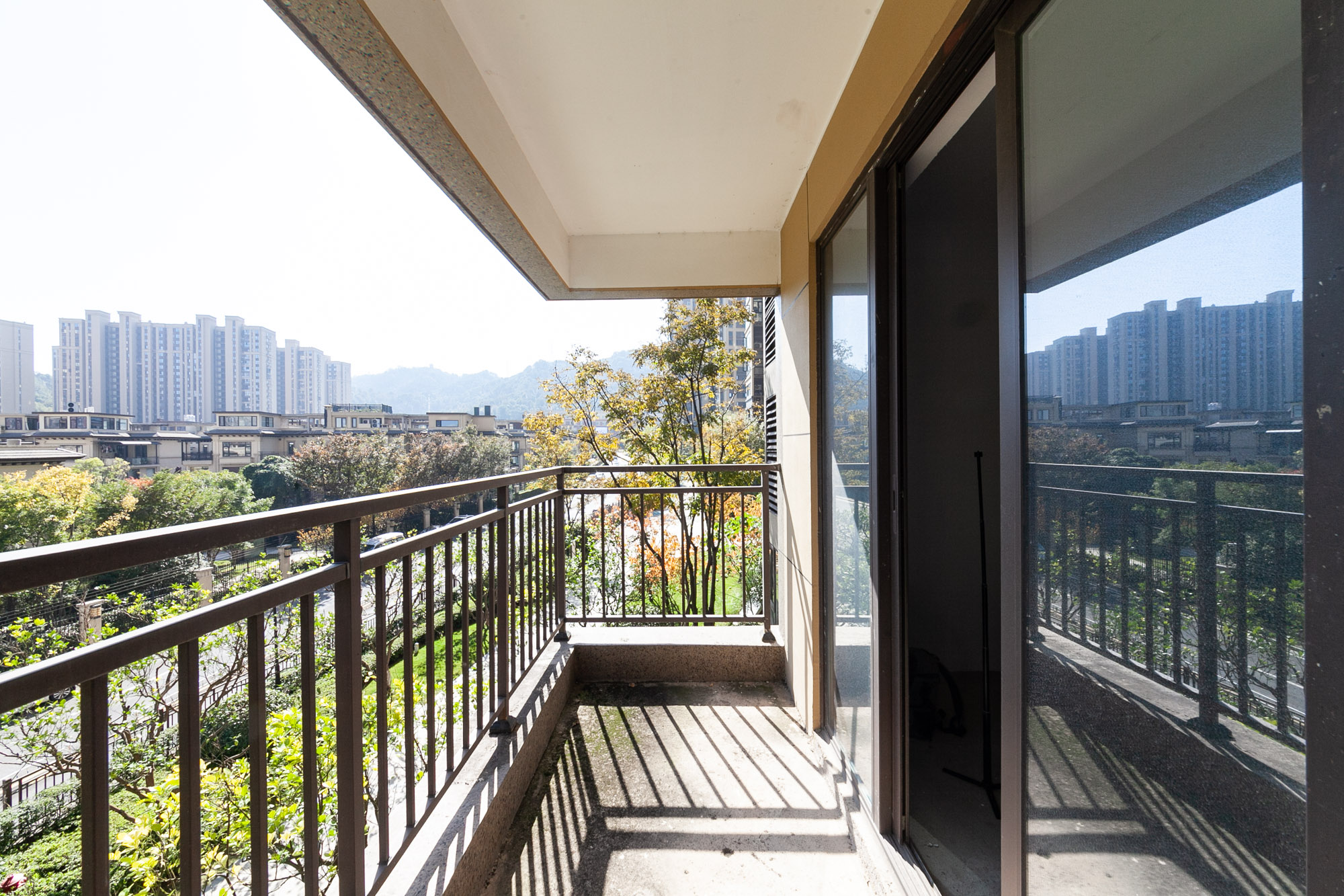 龙湖璟宸原著（龙湖紫宸）  4室2厅2卫    143.0万阳台