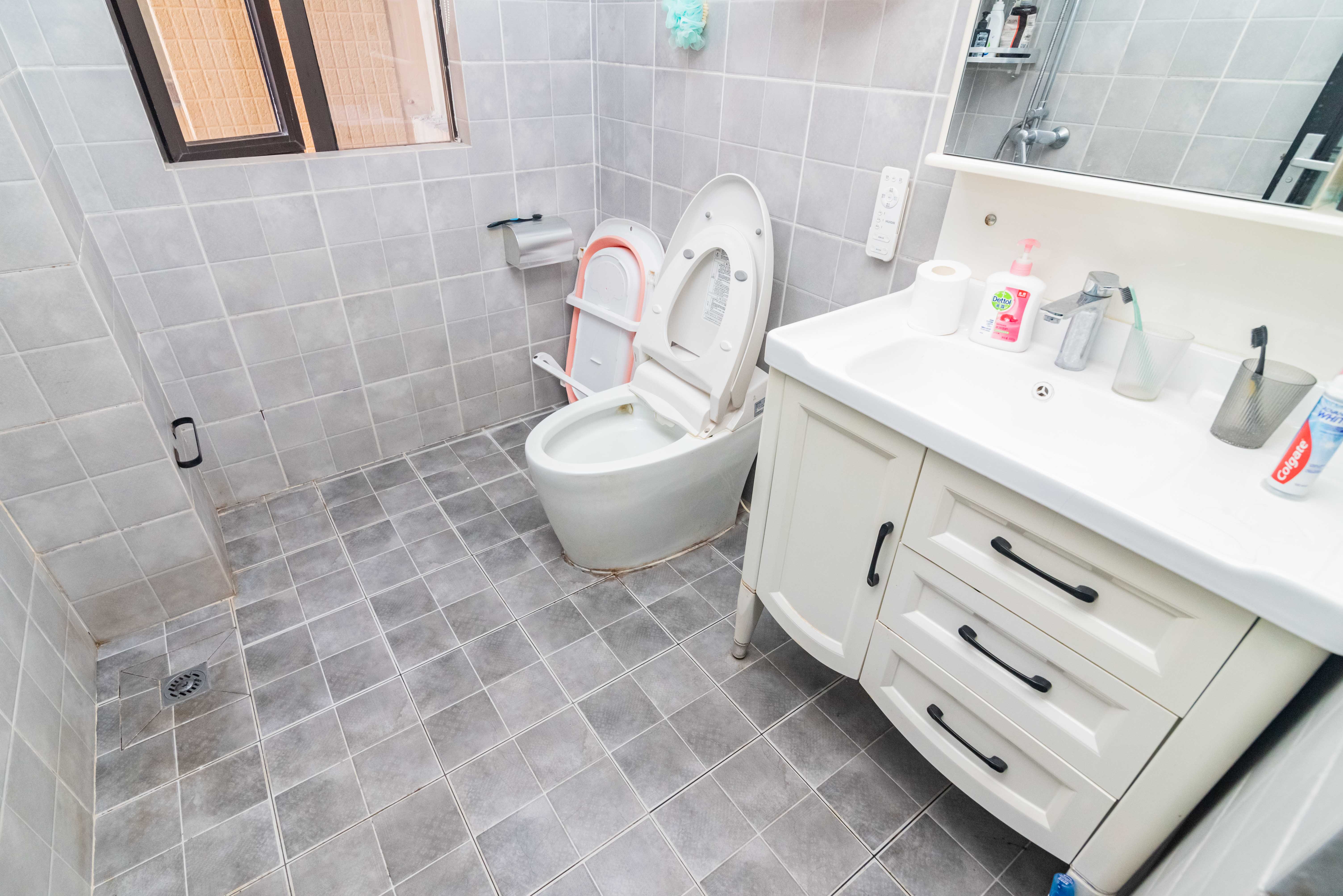 上园商住小区  4室2厅2卫    155.0万卫生间