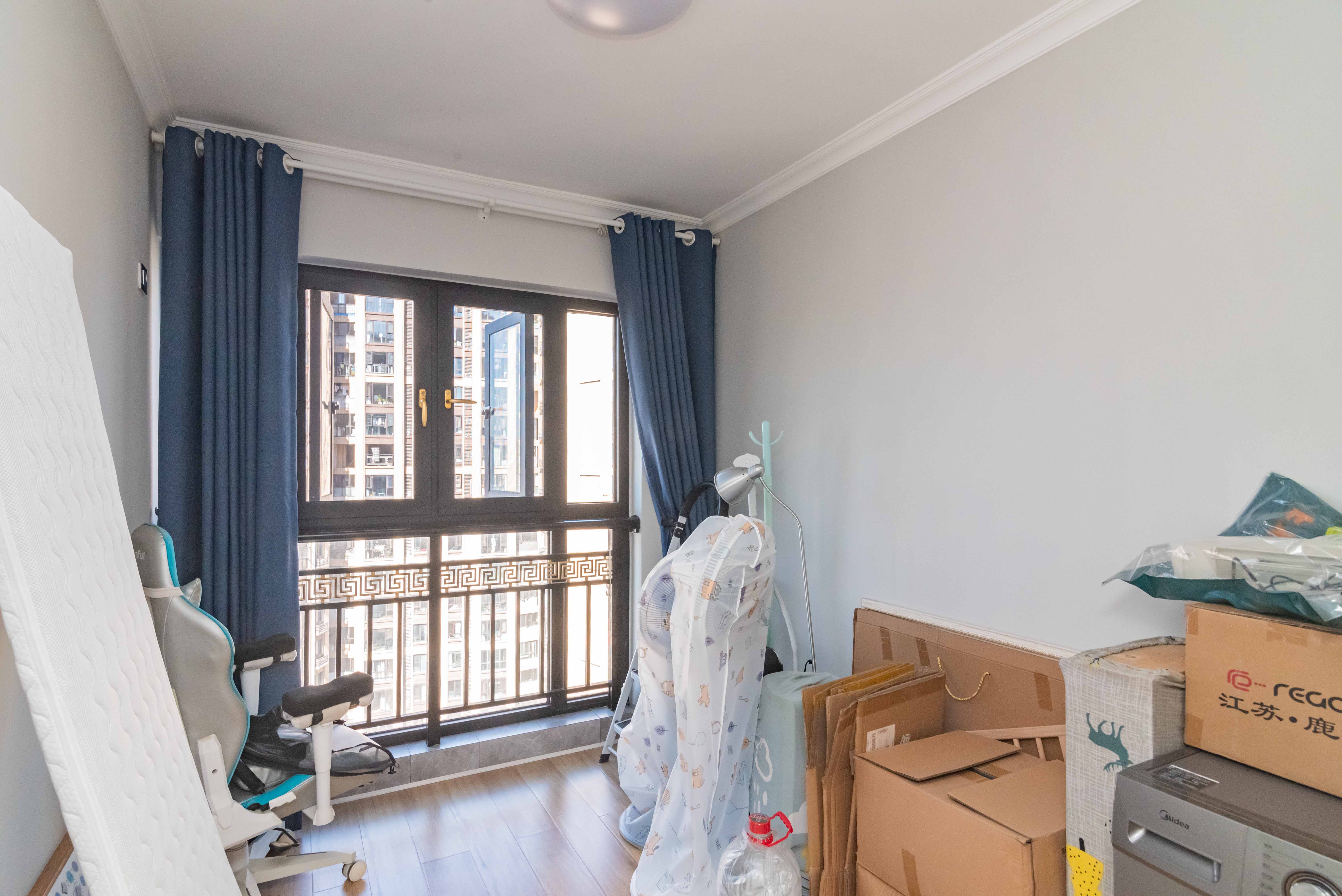 上园商住小区  4室2厅2卫    155.0万卧室