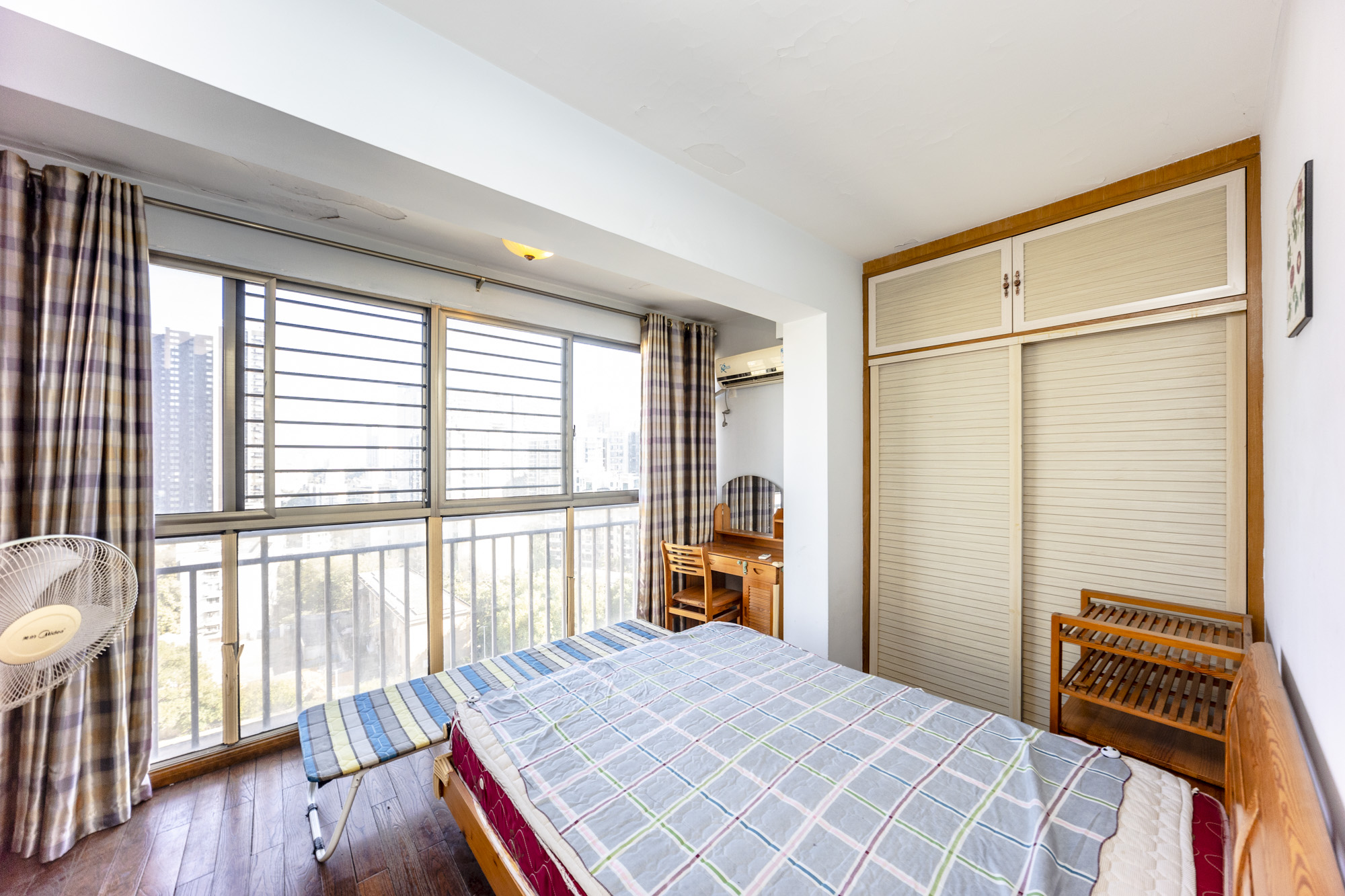 层上观邸  4室2厅1卫   152.00万卧室