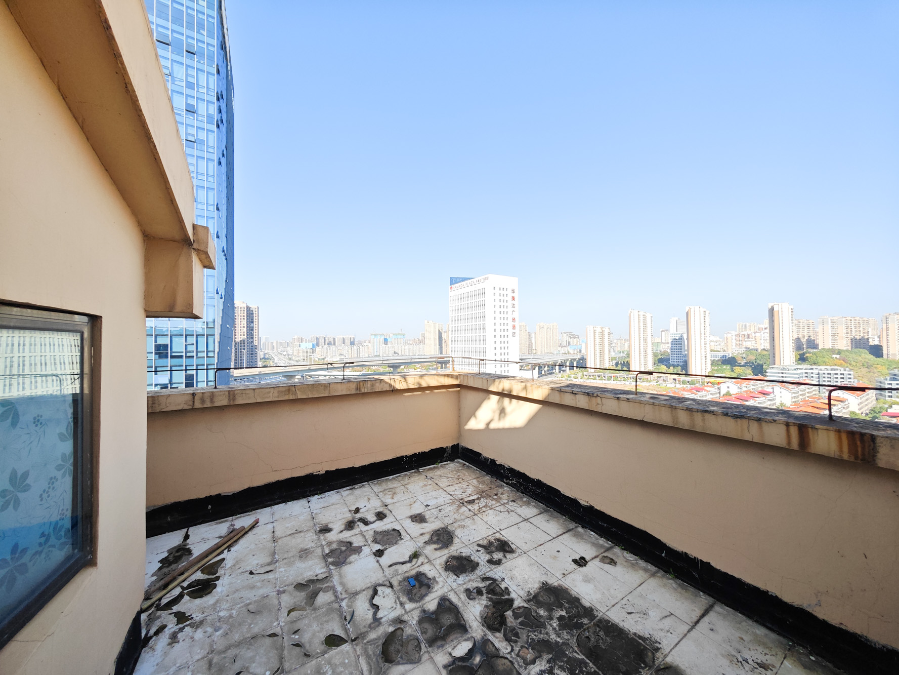 中天瑞景  6室3厅3卫   175.00万阳台