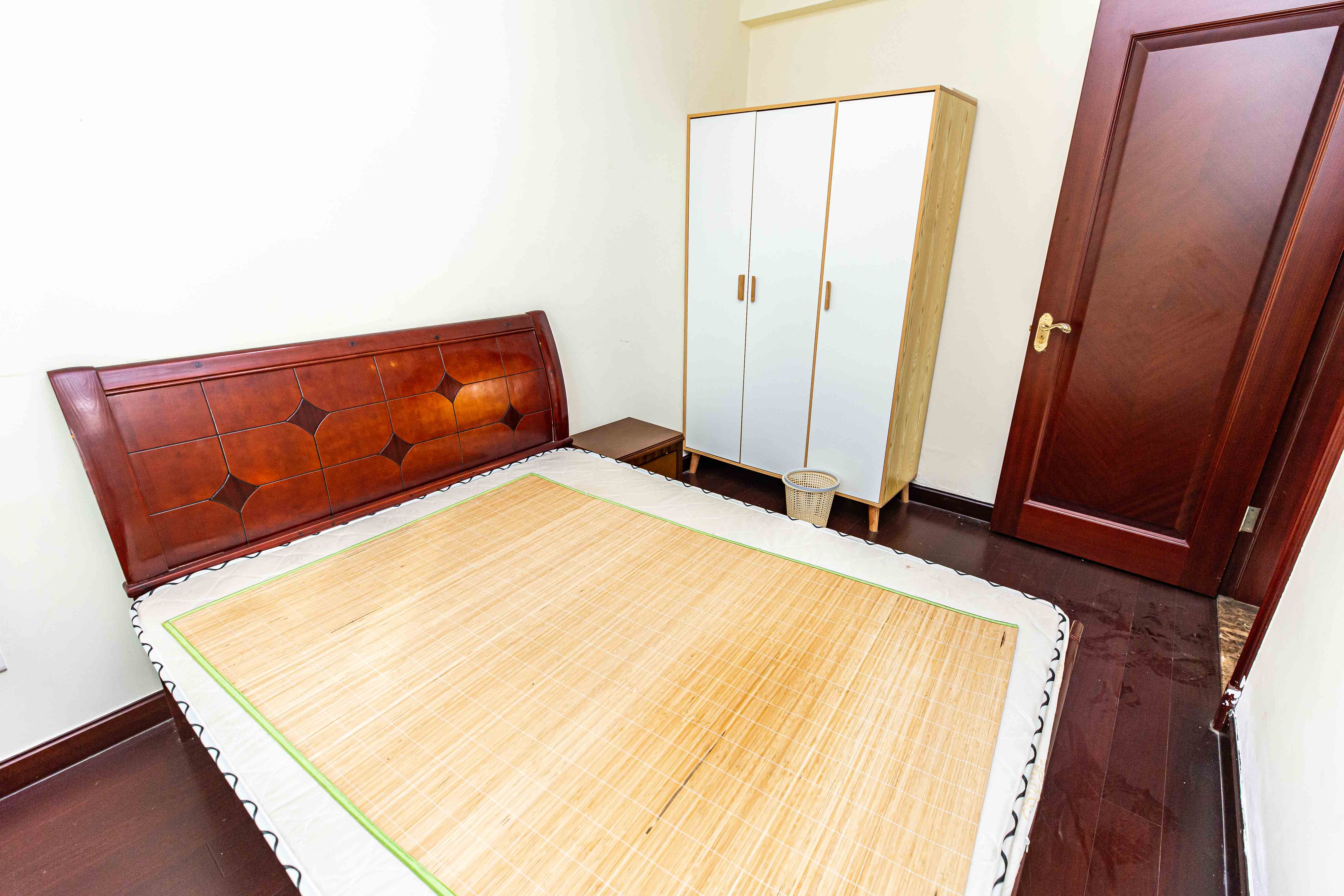 恒大华府  2室1厅1卫   52.00万卧室