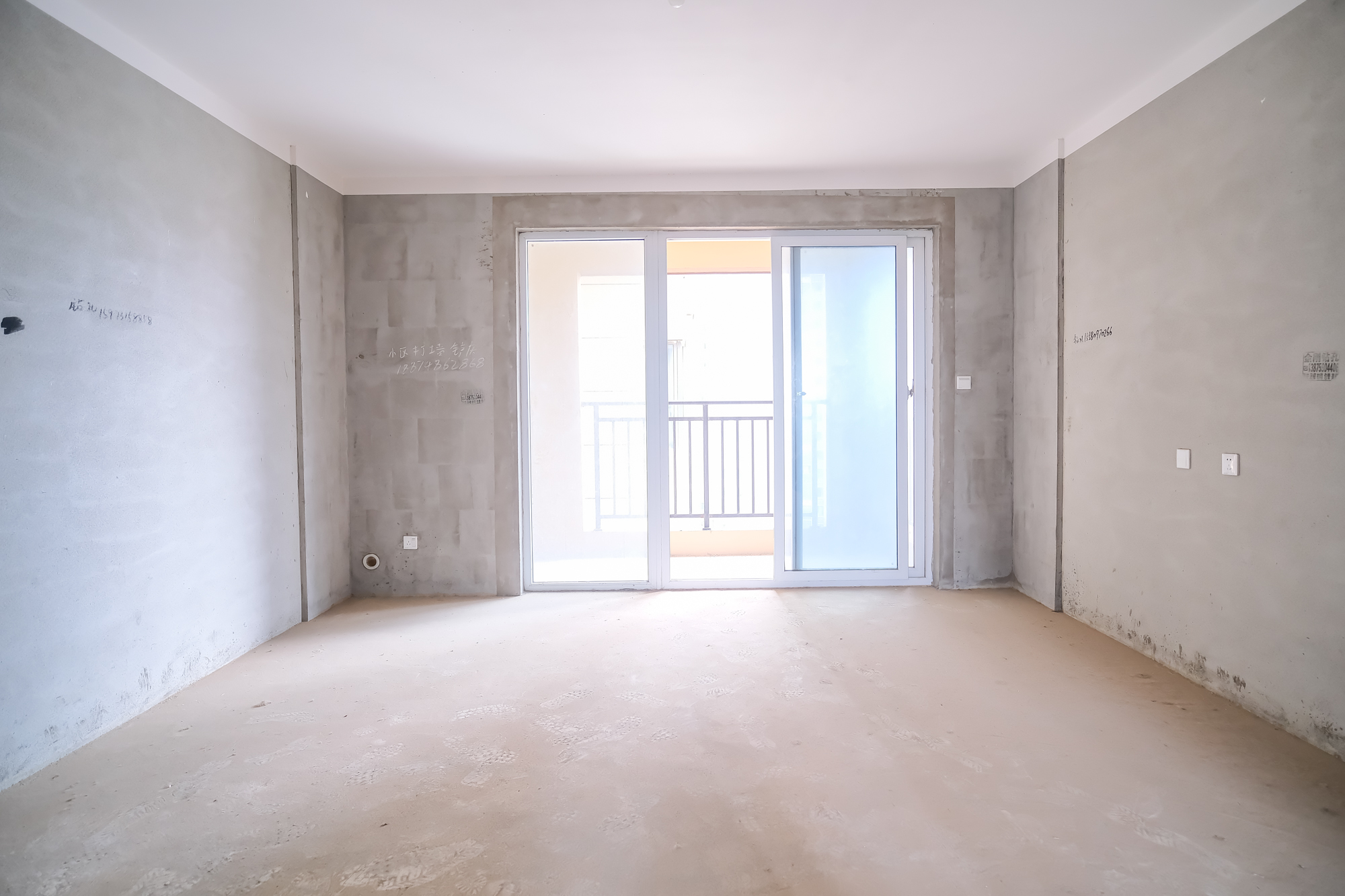 荣盛花语城  4室2厅2卫    90.0万 荣盛花语城  4室2厅2卫    90.0万客厅