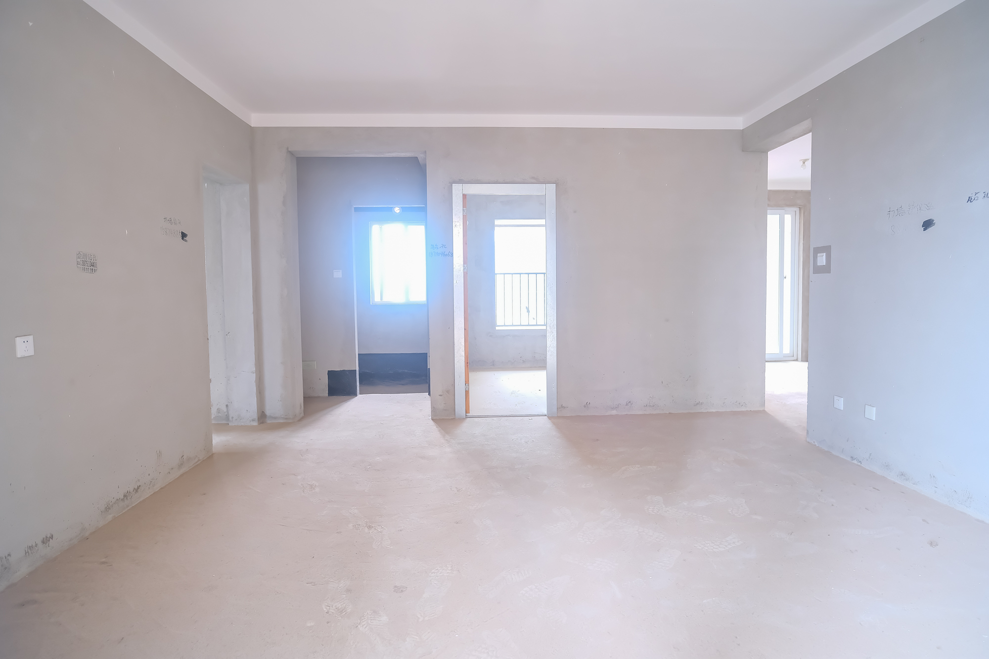 荣盛花语城  4室2厅2卫    90.0万 荣盛花语城  4室2厅2卫    90.0万客厅