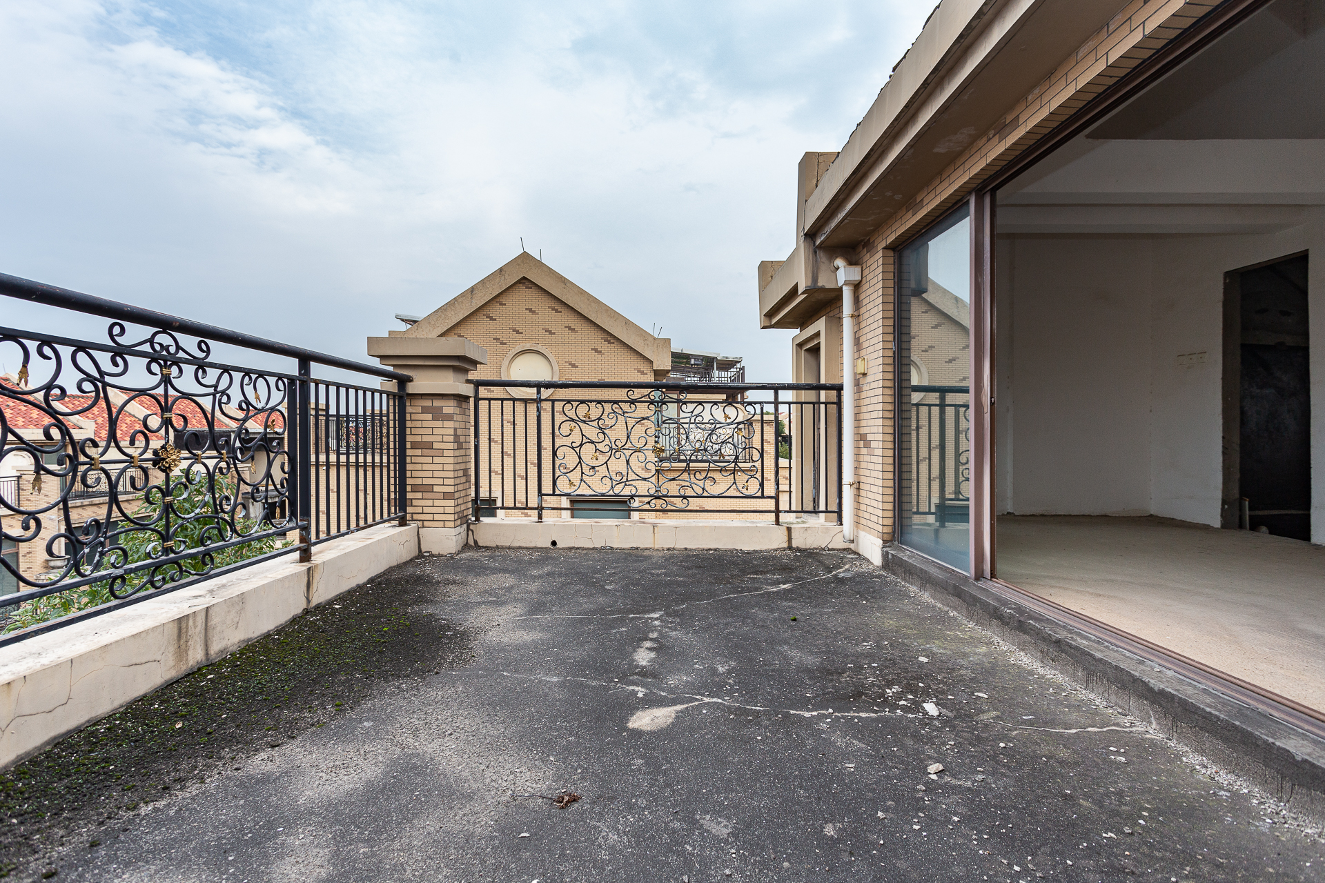 盈峰翠邸  5室2厅3卫   268.00万阳台