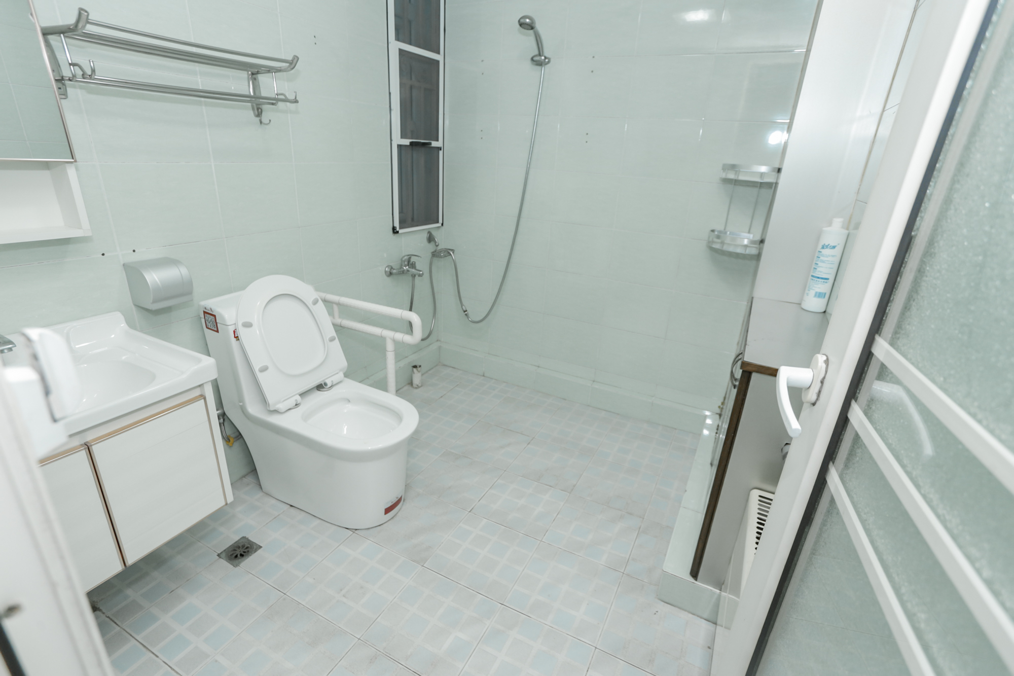 八方小区A区  4室2厅2卫   579.50万卫生间
