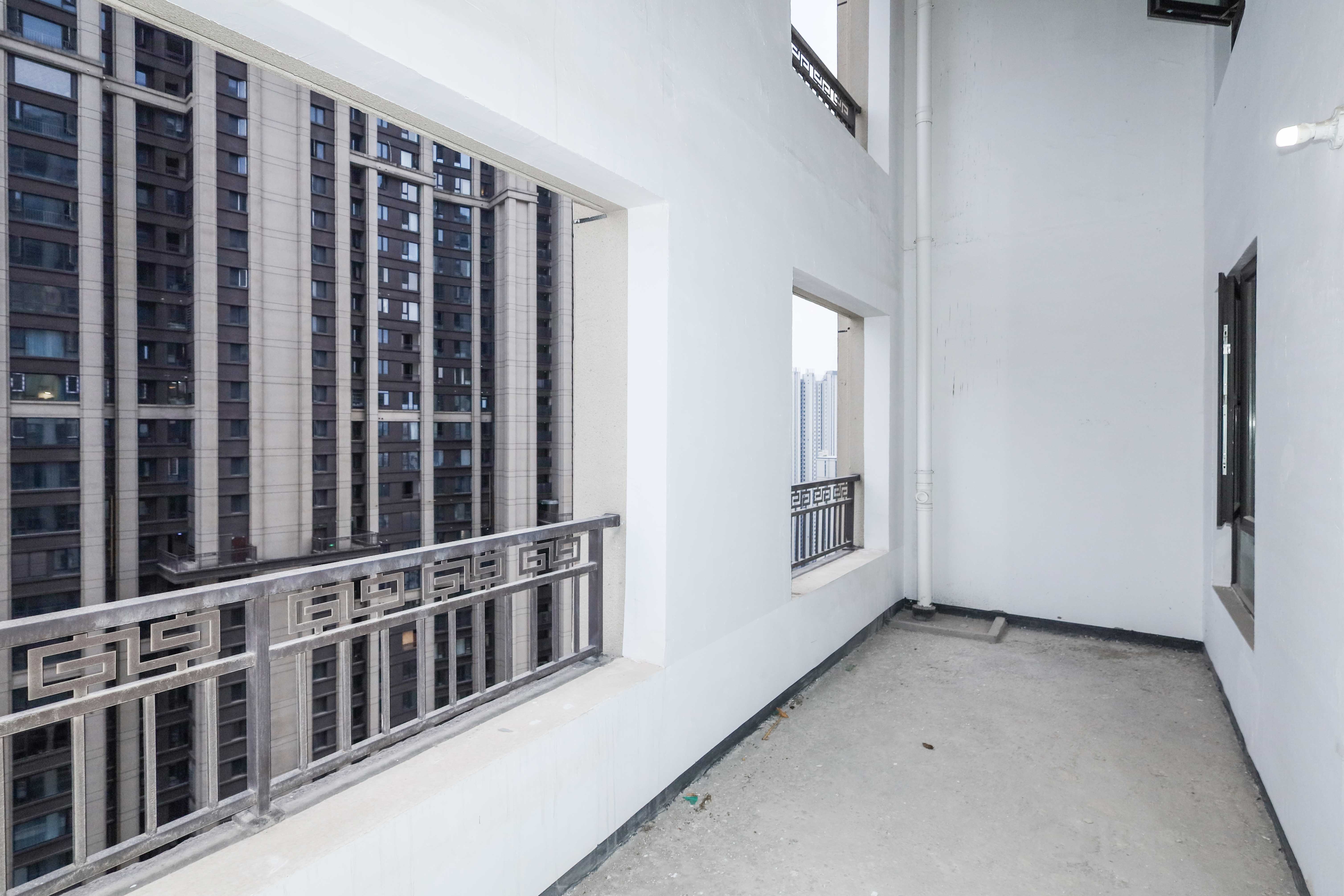 建发央著  4室2厅2卫   260.00万阳台