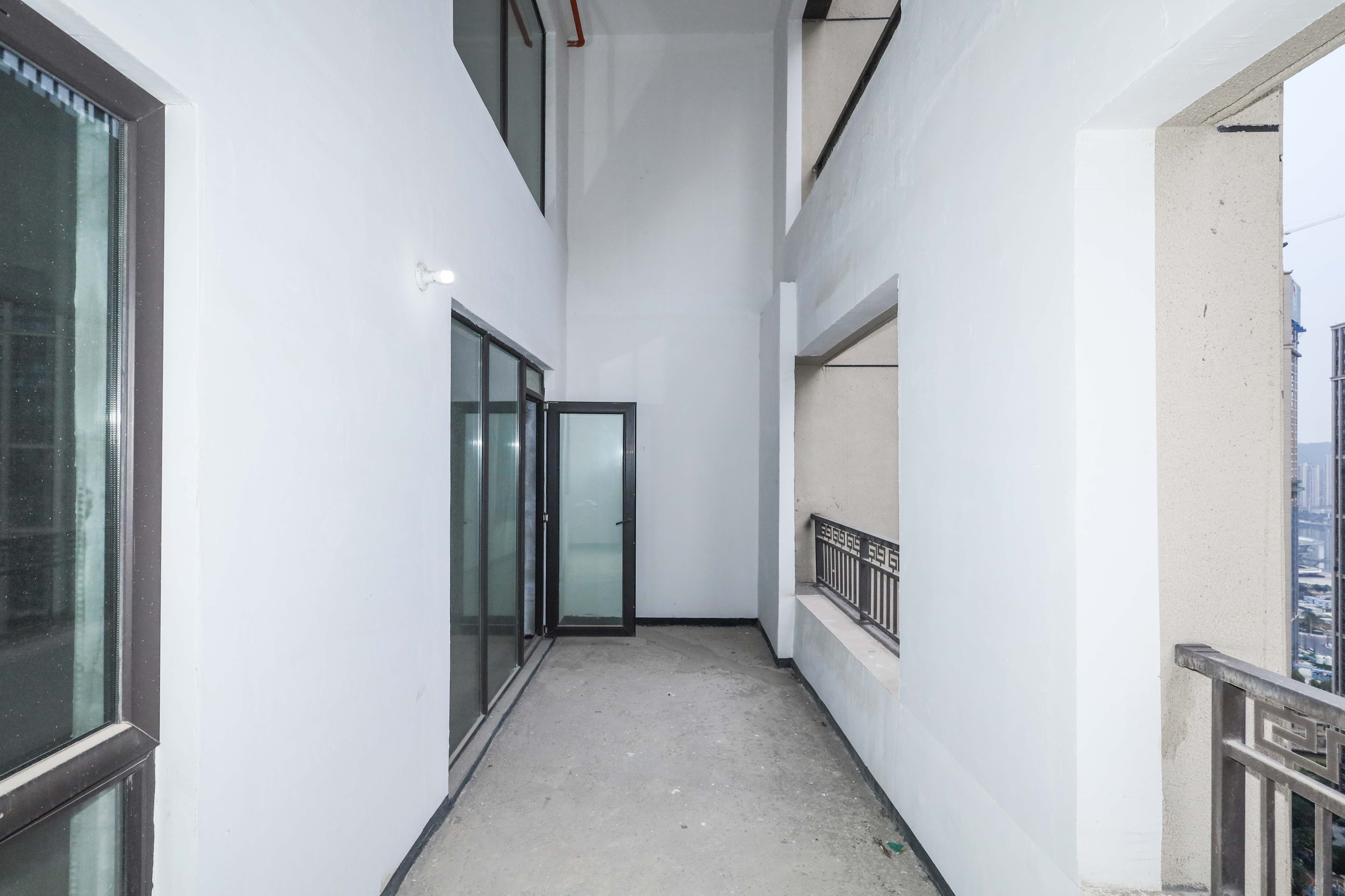 建发央著  4室2厅2卫   260.00万阳台