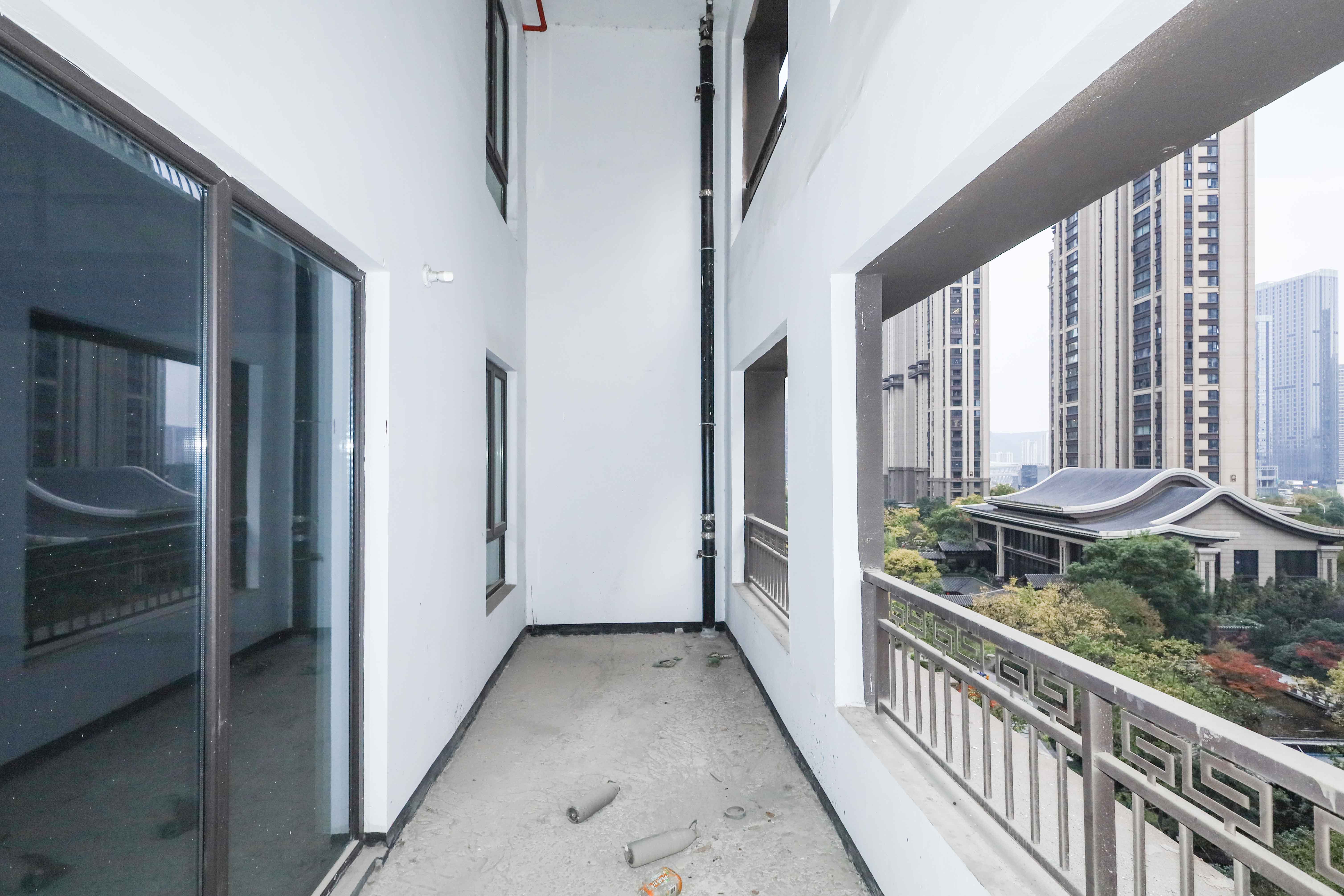 建发央著  4室2厅2卫   278.00万阳台