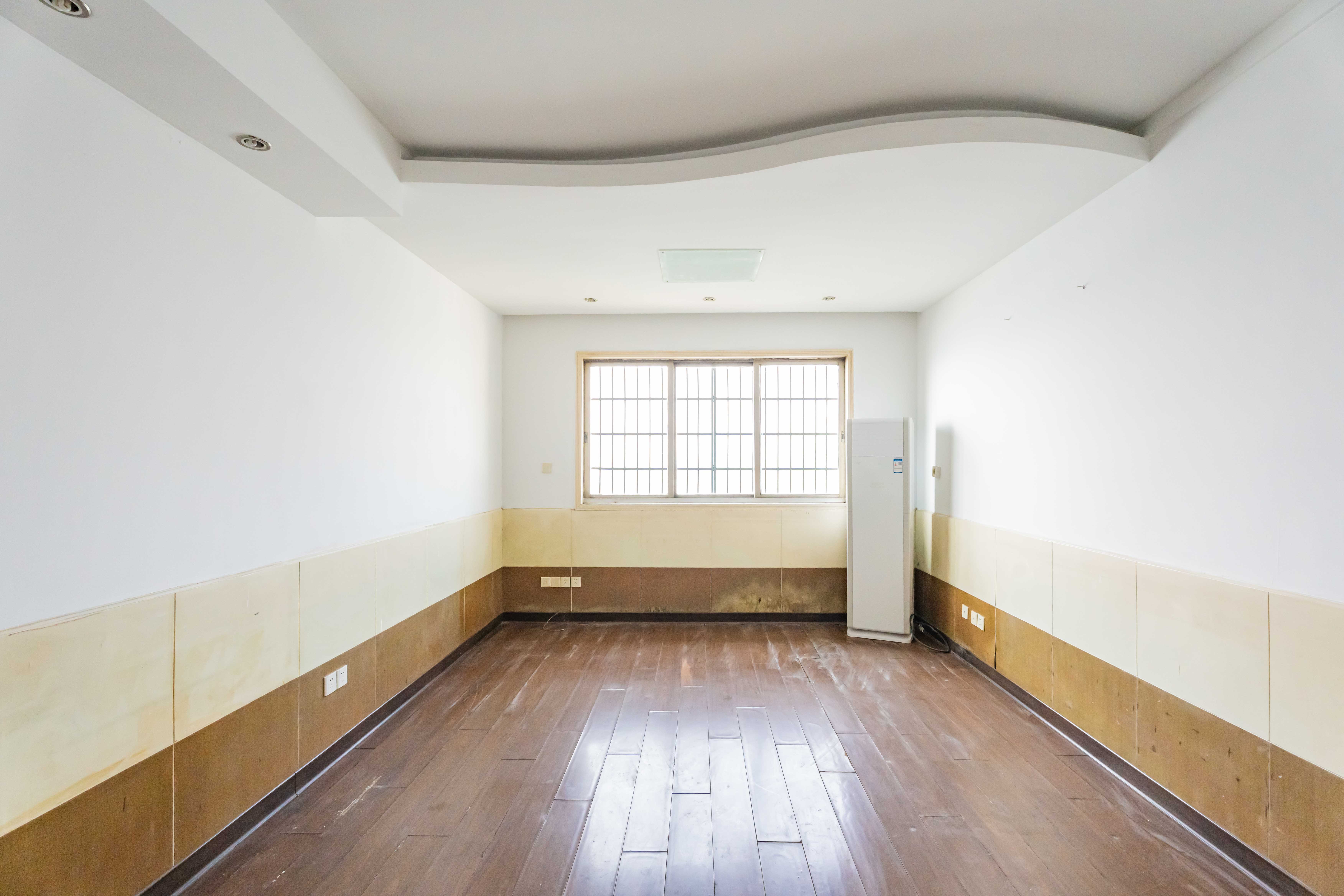 欧陆经典  6室3厅1卫   288.00万卧室