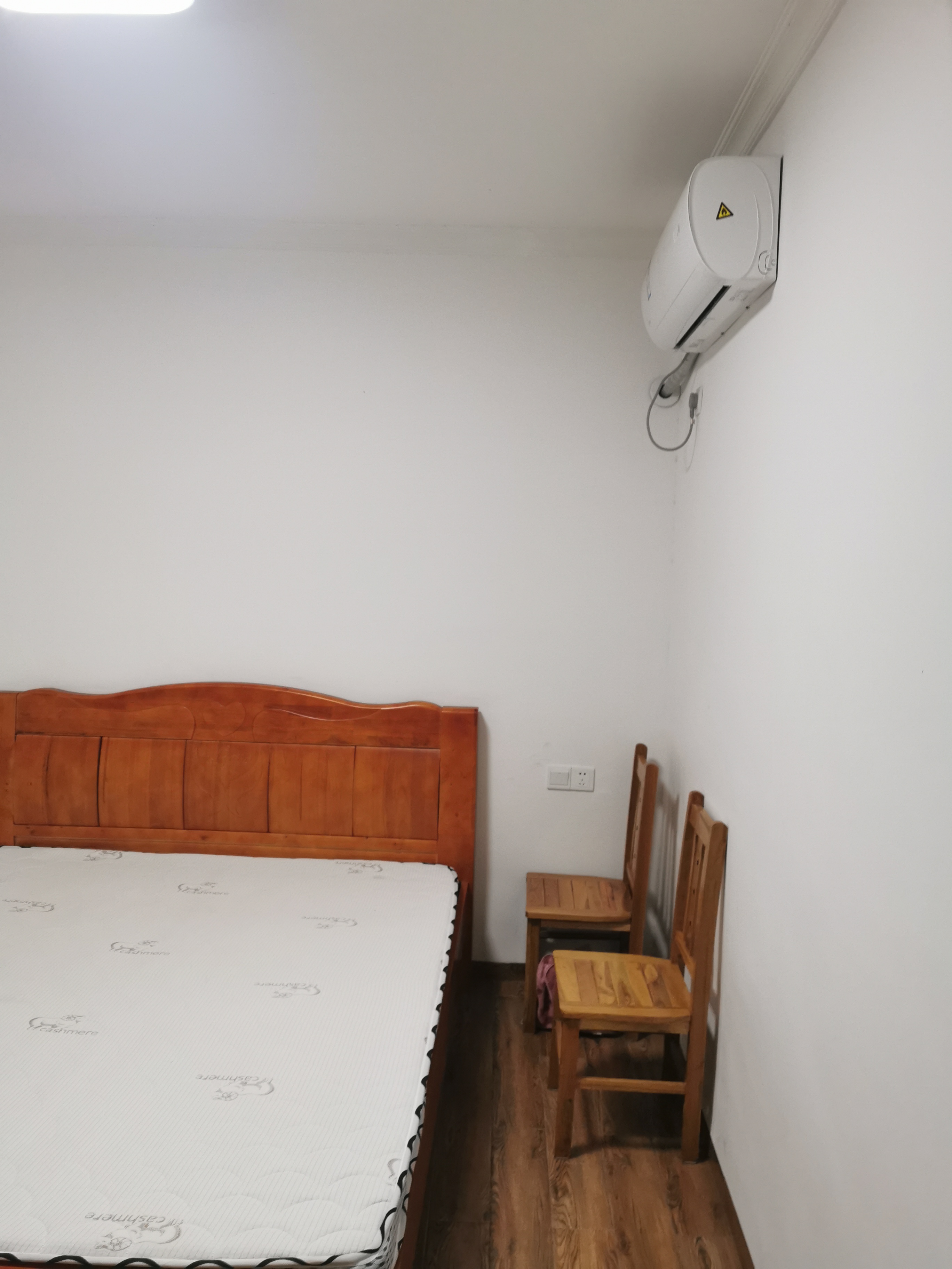 公交小区  3室2厅1卫   1600.00元/月室内图