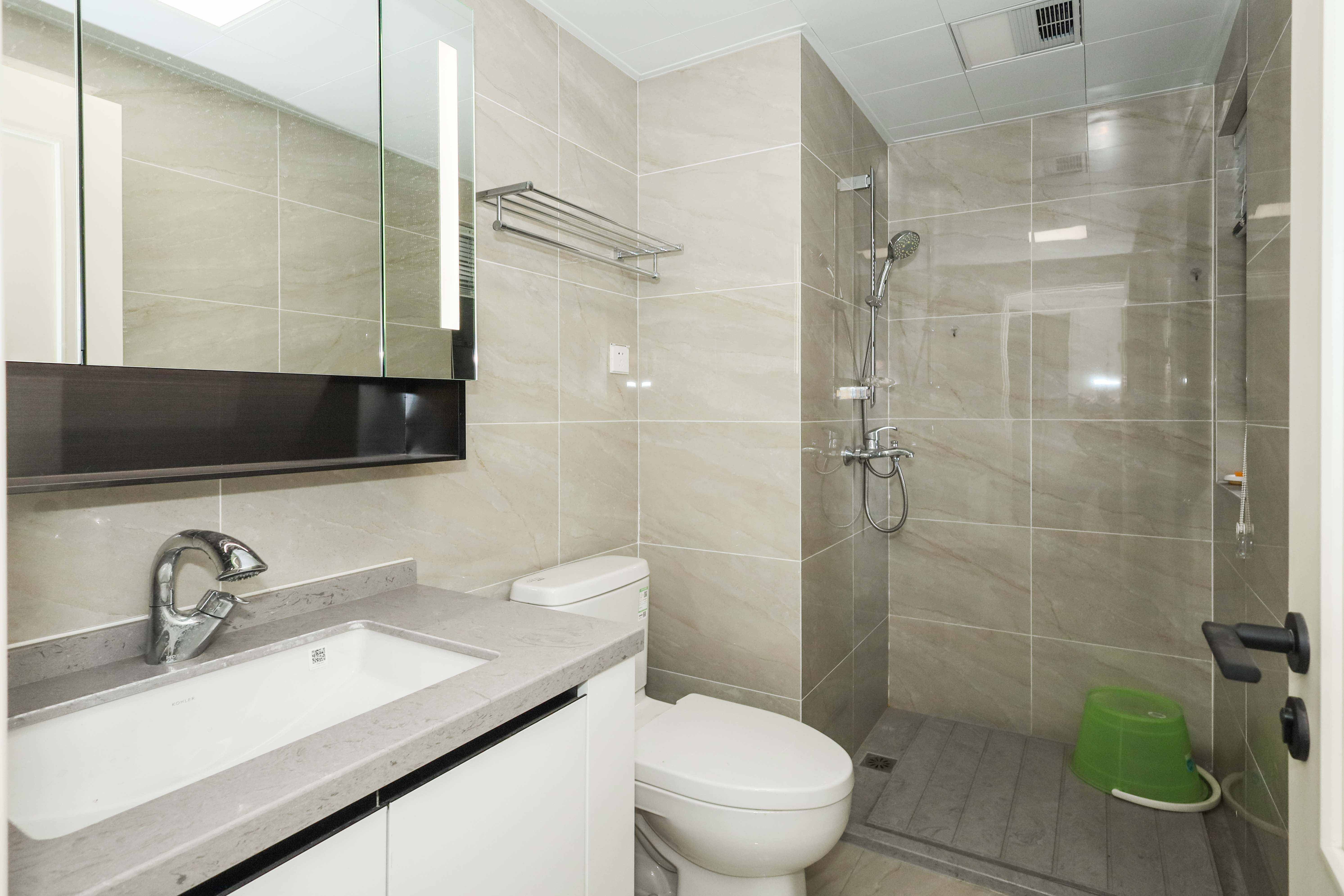 万科金色梦想A区  3室2厅2卫    150.0万卫生间