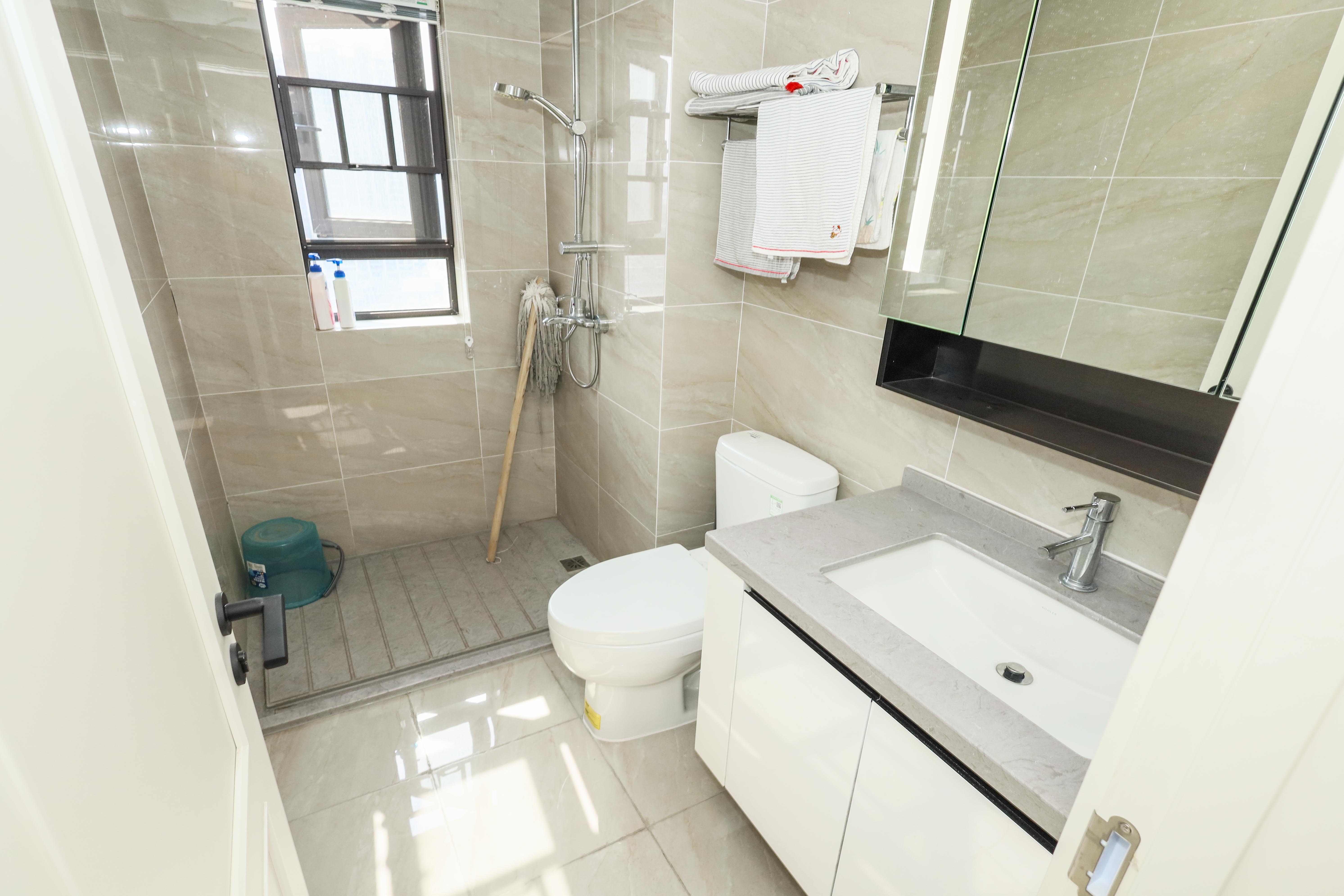 万科金色梦想A区  3室2厅2卫    150.0万卫生间