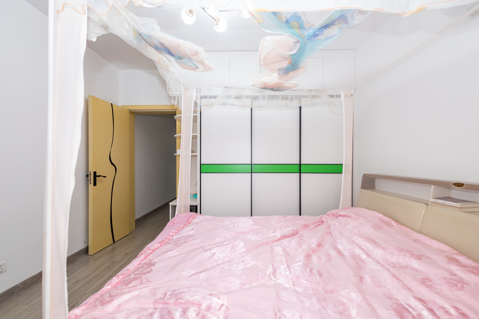 新长海广场 3室2厅1卫 49.8万 新长海广场 3室2厅1卫 49.8万卧室