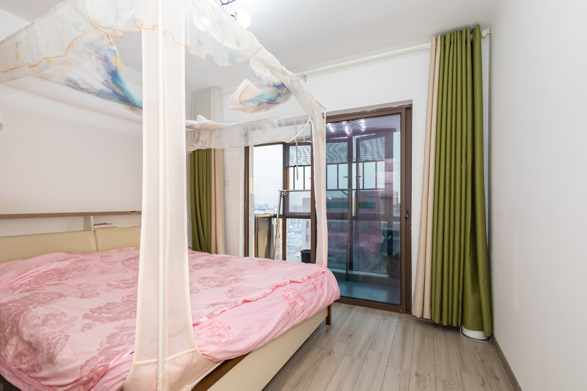 新长海广场 3室2厅1卫 49.8万 新长海广场 3室2厅1卫 49.8万卧室